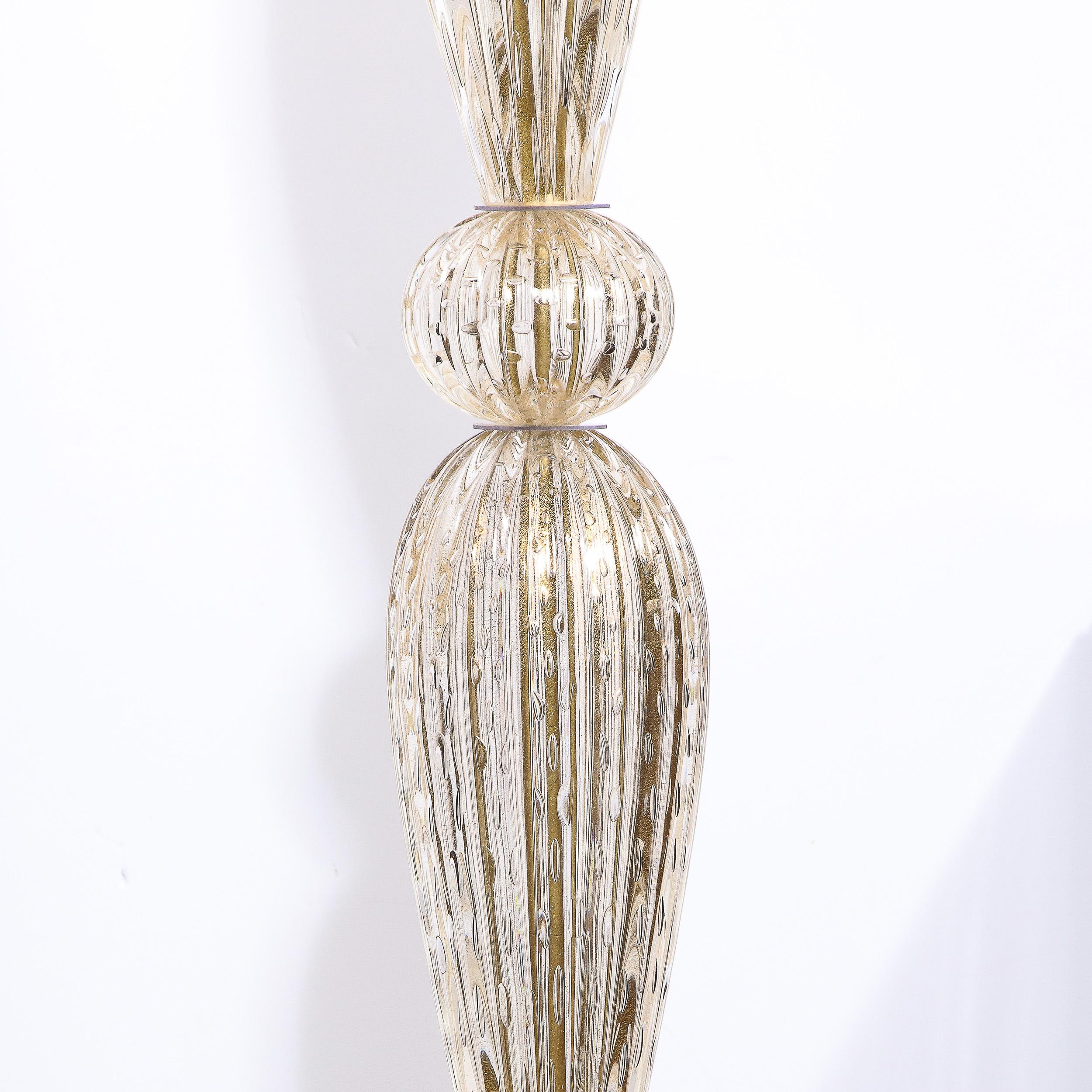 italien Paire de torchères modernistes en verre de Murano soufflé à la main d'ambre avec bandes en or 24 carats en vente
