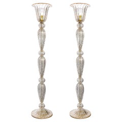 Coppia di torciere moderniste in vetro di Murano soffiato a mano color ambra con bande in oro 24kt