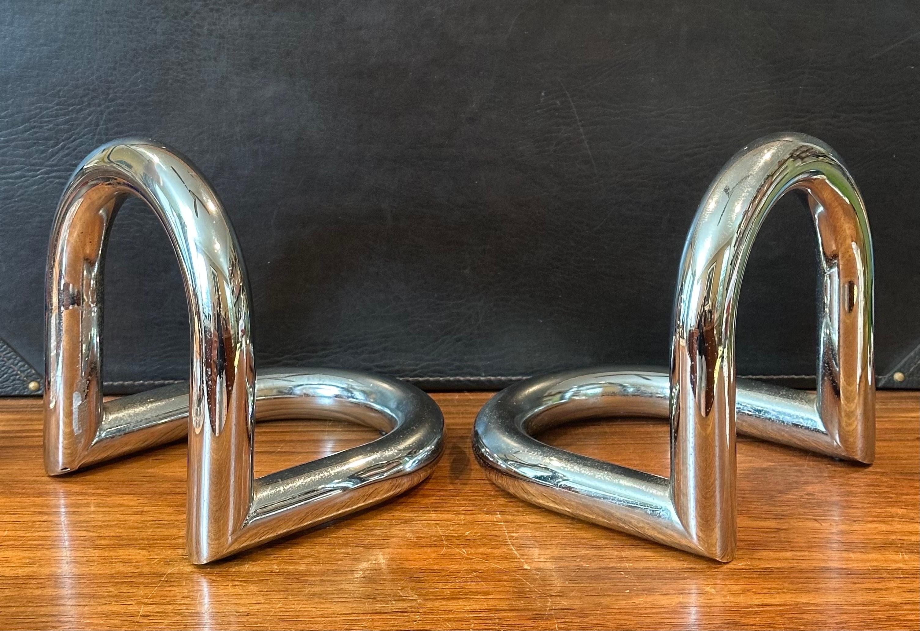 Coppia di fermalibri modernisti in cromo tubolare in vendita 1