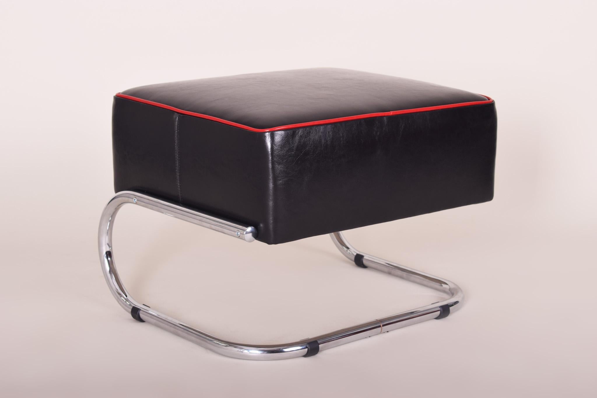 Czech Pair of Modernist Tubular Steel Stools, Black and Red Leather, Chrome, 1930-1939 For Sale