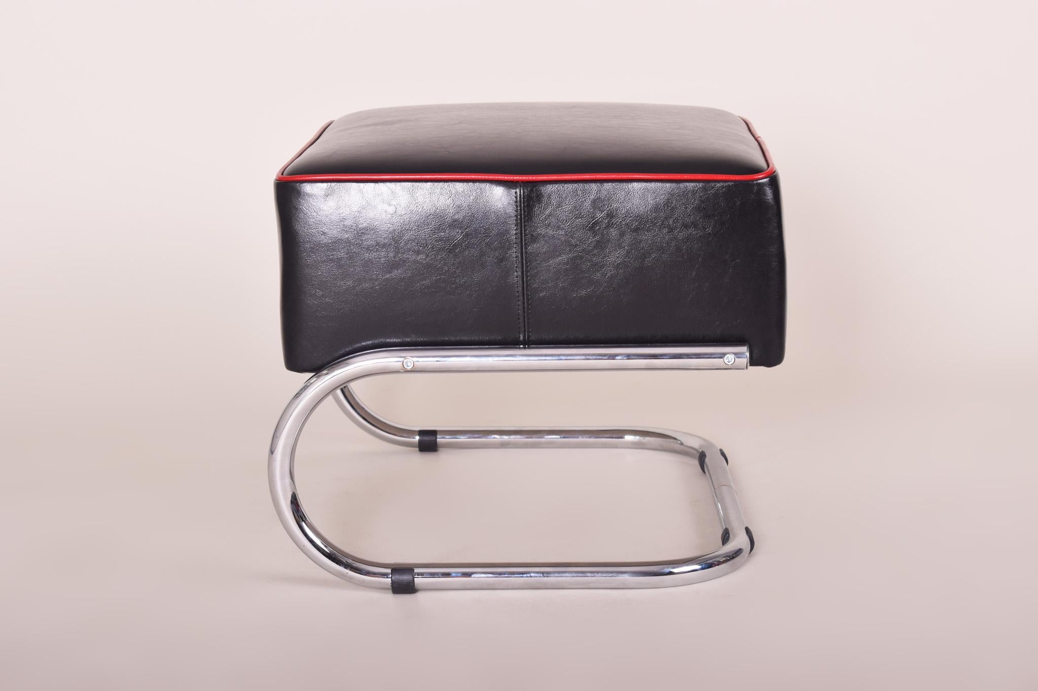 Pair of Modernist Tubular Steel Stools, Black and Red Leather, Chrome, 1930-1939 In Good Condition For Sale In Horomerice, CZ