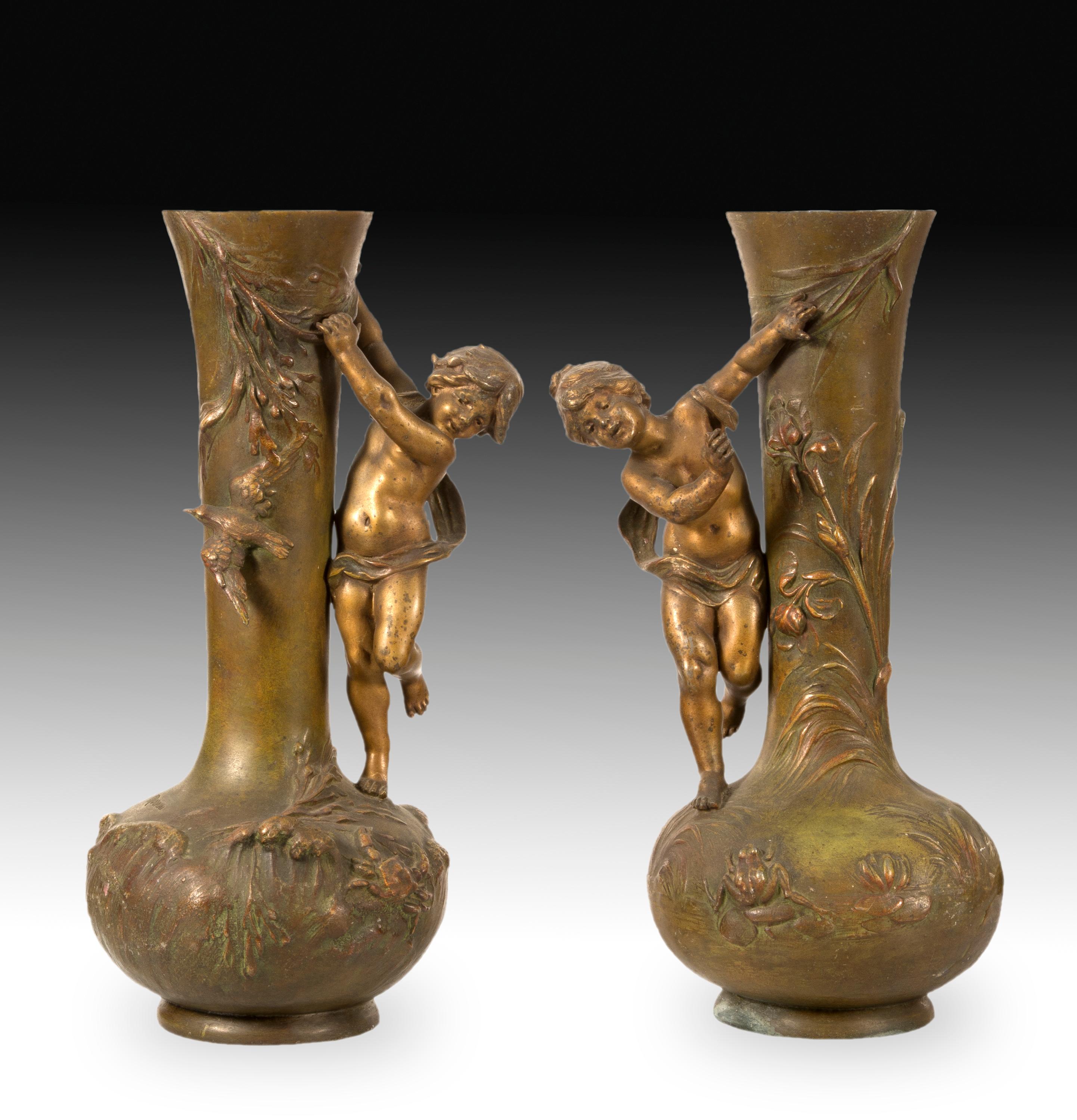 Pair of vases with smooth base and globular body, which have long necks open in the upper area, and decorated on the outside with a fine relief with plant and animal elements, and two half-naked children's figures. These children show some relation