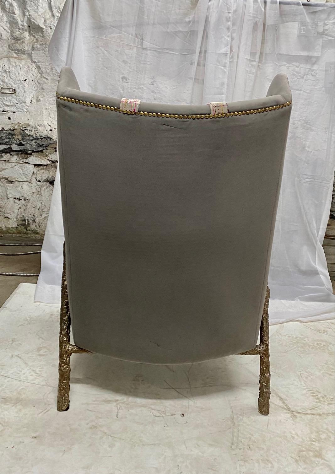 Modernistisches Paar Samt- und Bronze-Sessel  Sessel mit Flügelrückenlehne und Bronzestruktur. im Angebot 5