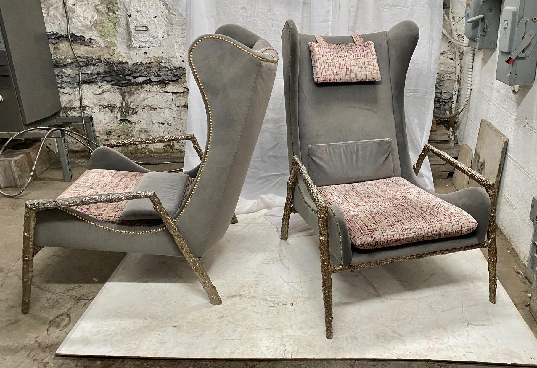 Pair of Modernist Velvet and Bronze Wingback Armchairs with Bronze Structure In Good Condition For Sale In Montreal, QC