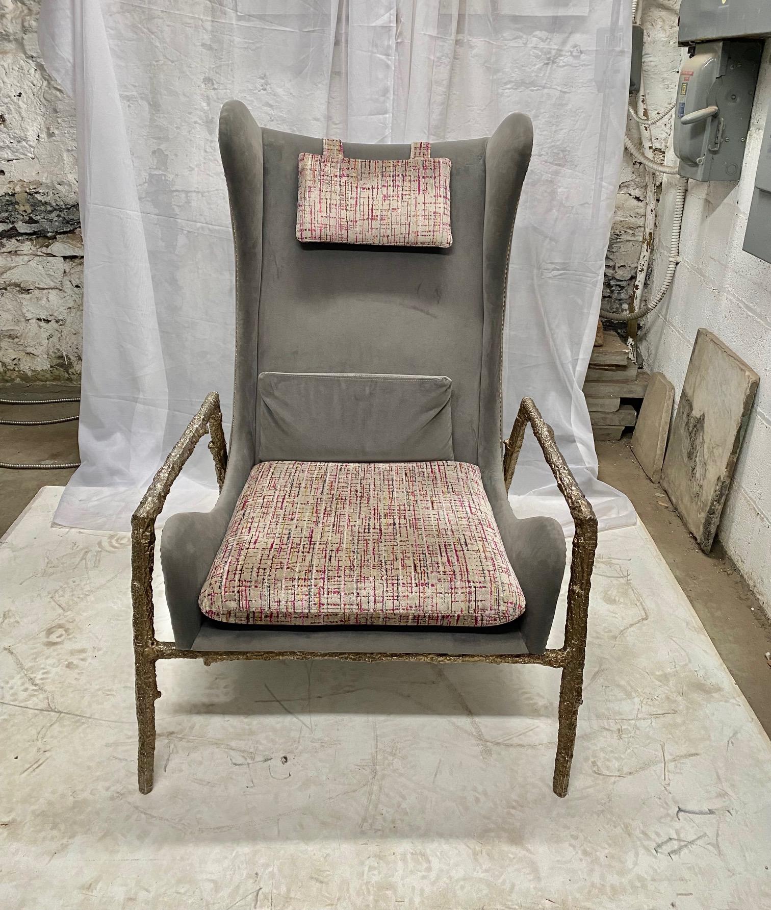 Modernistisches Paar Samt- und Bronze-Sessel  Sessel mit Flügelrückenlehne und Bronzestruktur. im Angebot 1