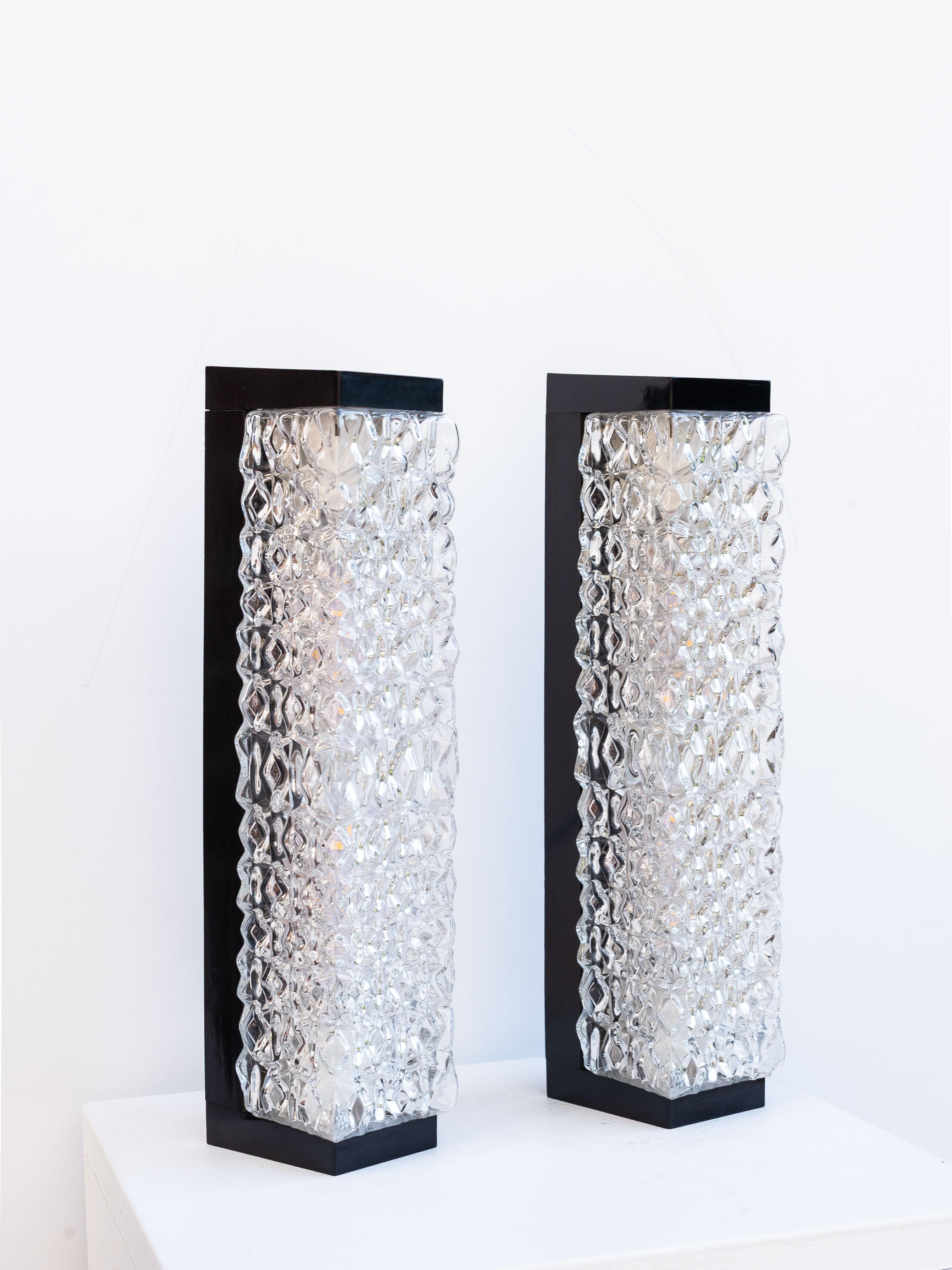 Pair of Modernist Wall Sconces in Bakelite and Glass, France 1960s In Good Condition For Sale In ROUEN, Normandie