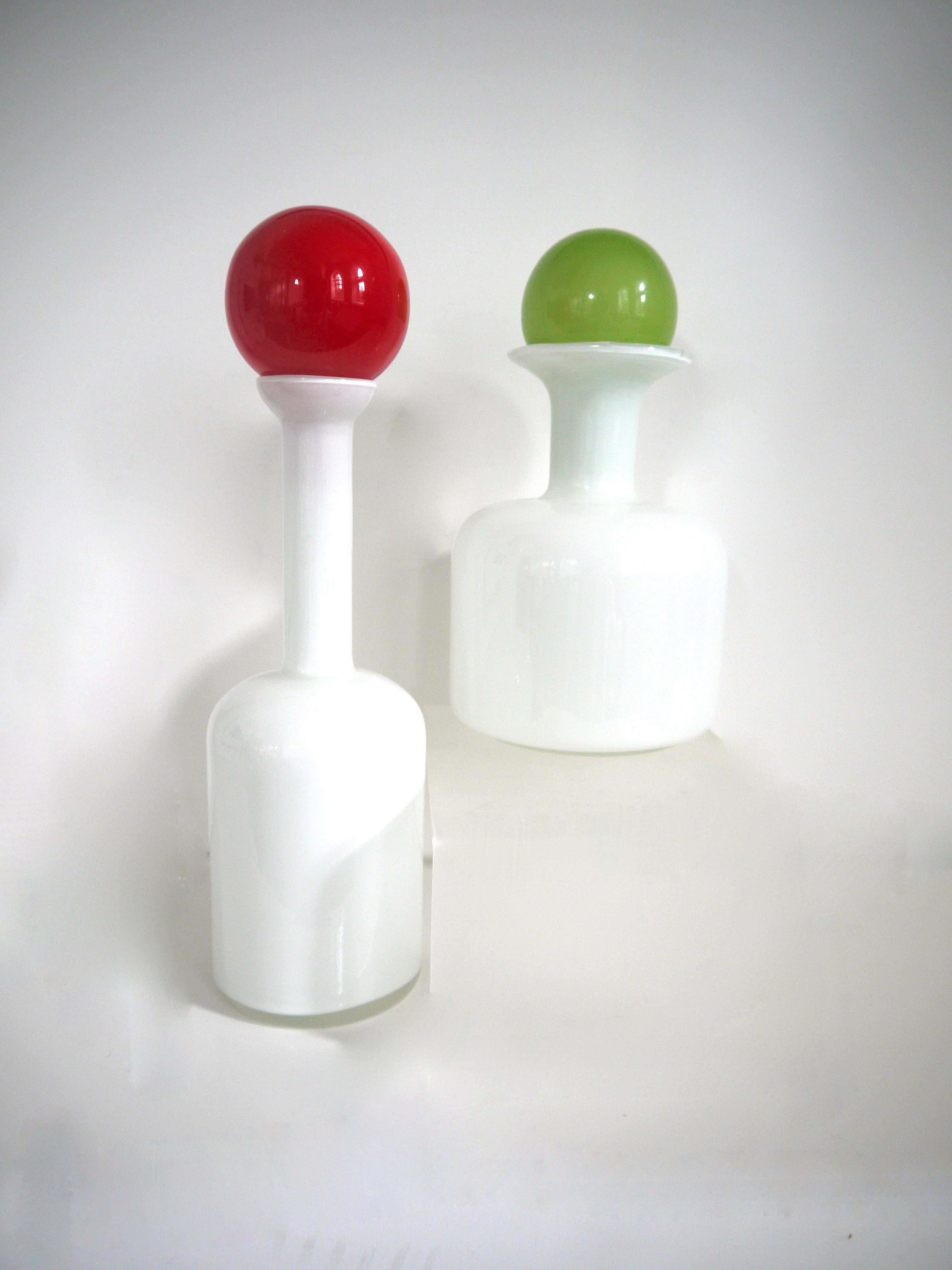 Pair of modernist white Empoli decanters with red and green stoppers.
Space Age, Pop Art design.

Large decanter with red stopper
Height - including stopper 30 cms
Diameter at base 11 cms.

Smaller decanter with green stopper
Height -