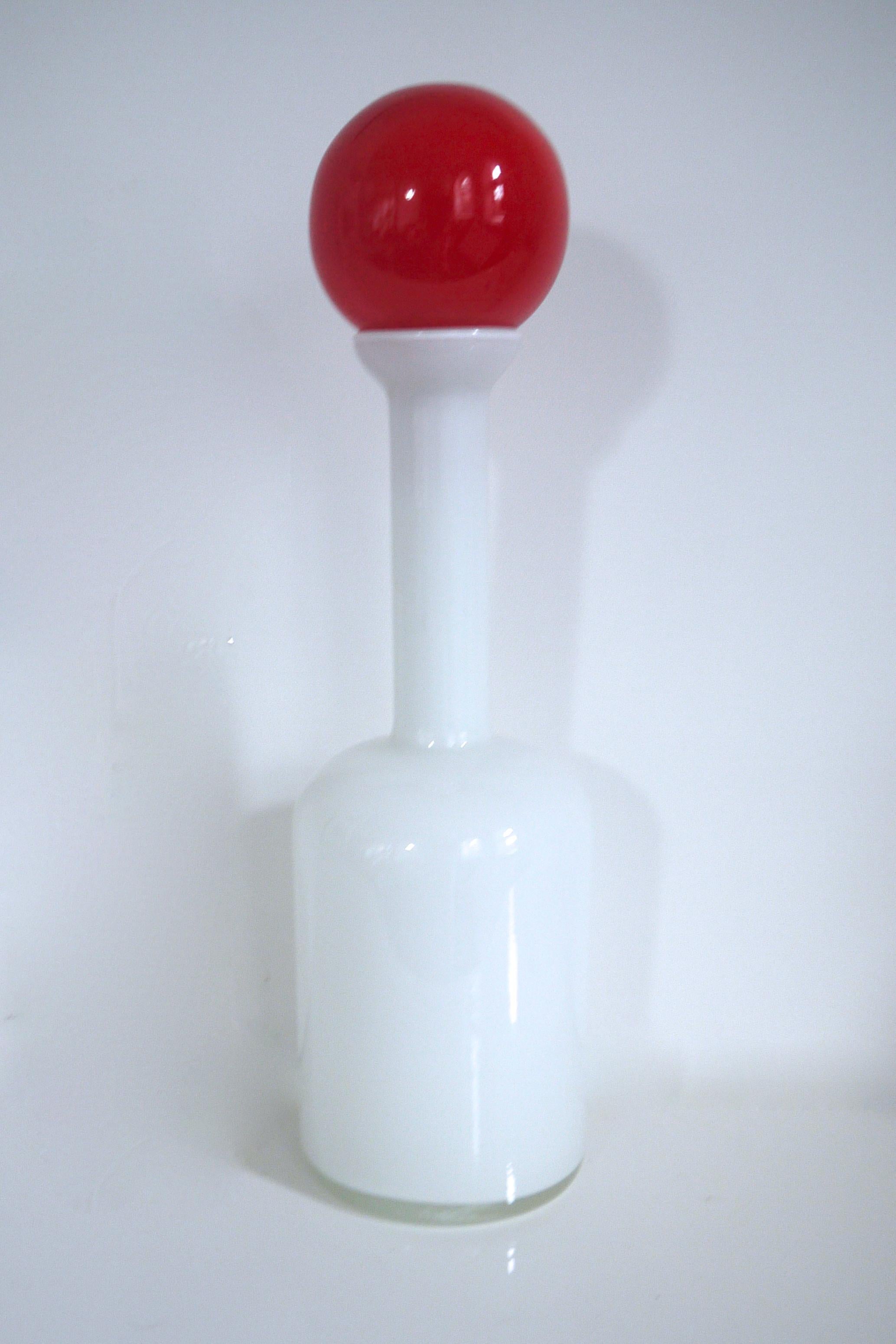 Pair of Modernist White Empoli Decanters with Red and Green Stoppers In Good Condition For Sale In Halstead, GB