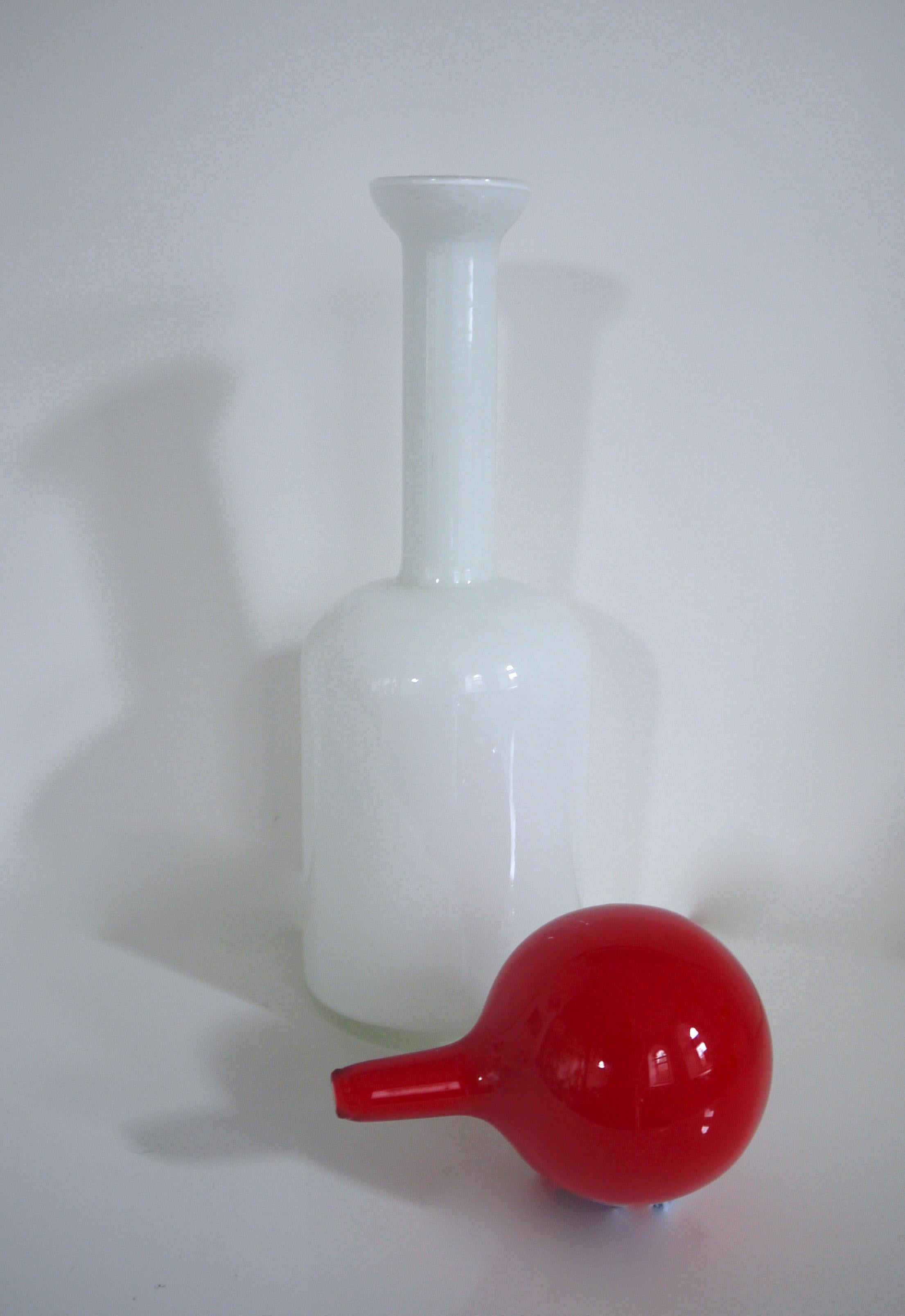 Mid-20th Century Pair of Modernist White Empoli Decanters with Red and Green Stoppers For Sale
