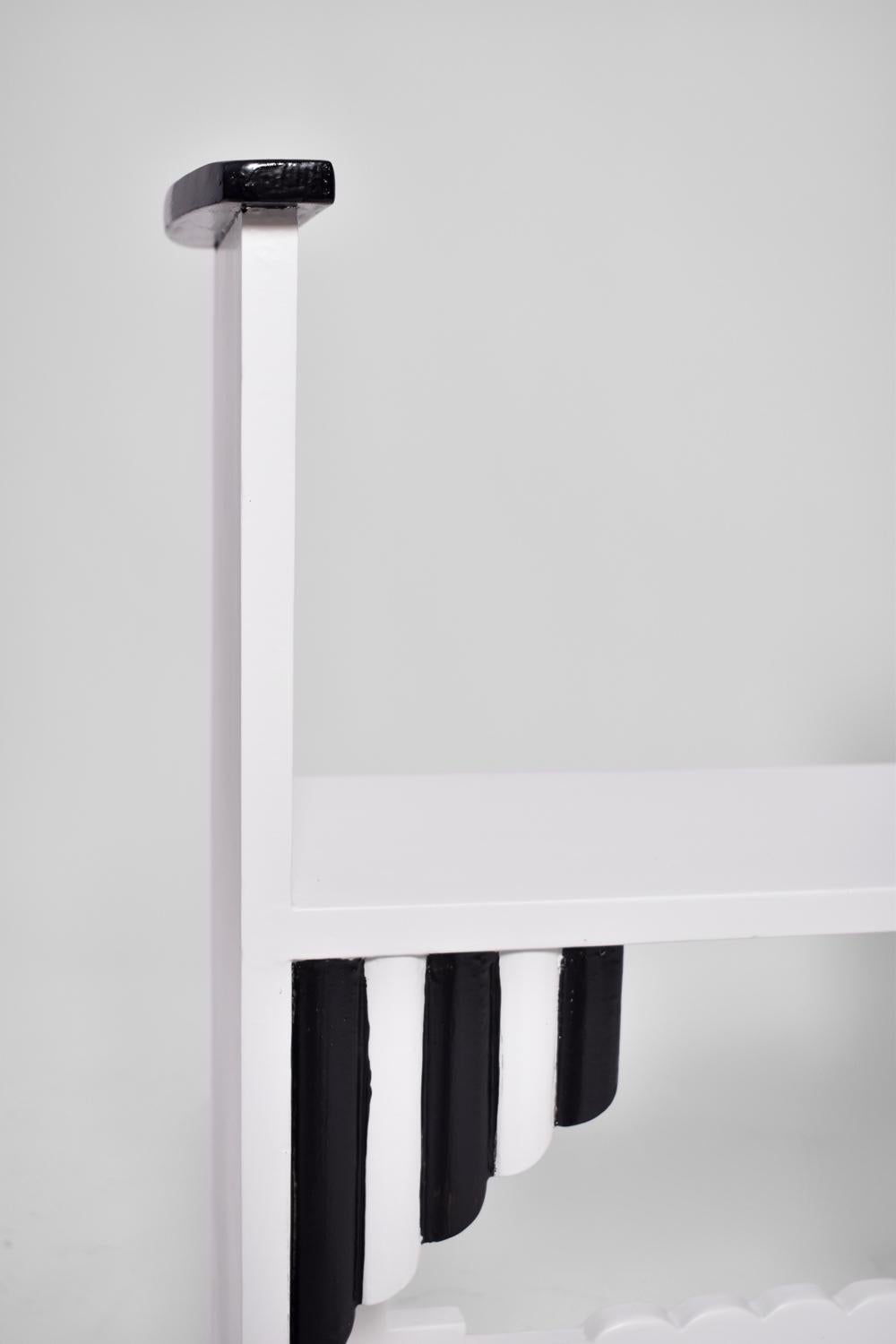 Paar von  Modernistische weiß lackierte Holzhocker. Portugal, 1930er Jahre