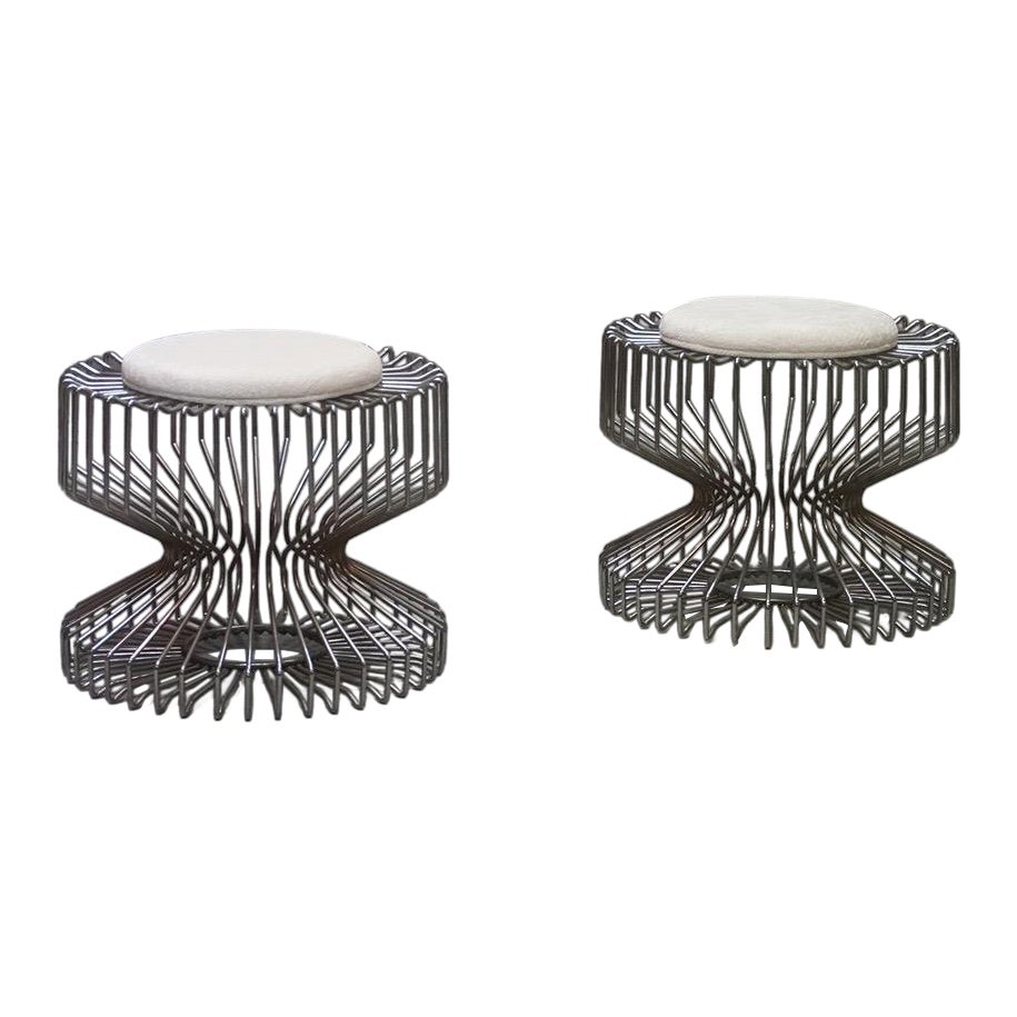 Paire d'ottomans modernistes en fil de fer attribués à Verner Panton, années 1960