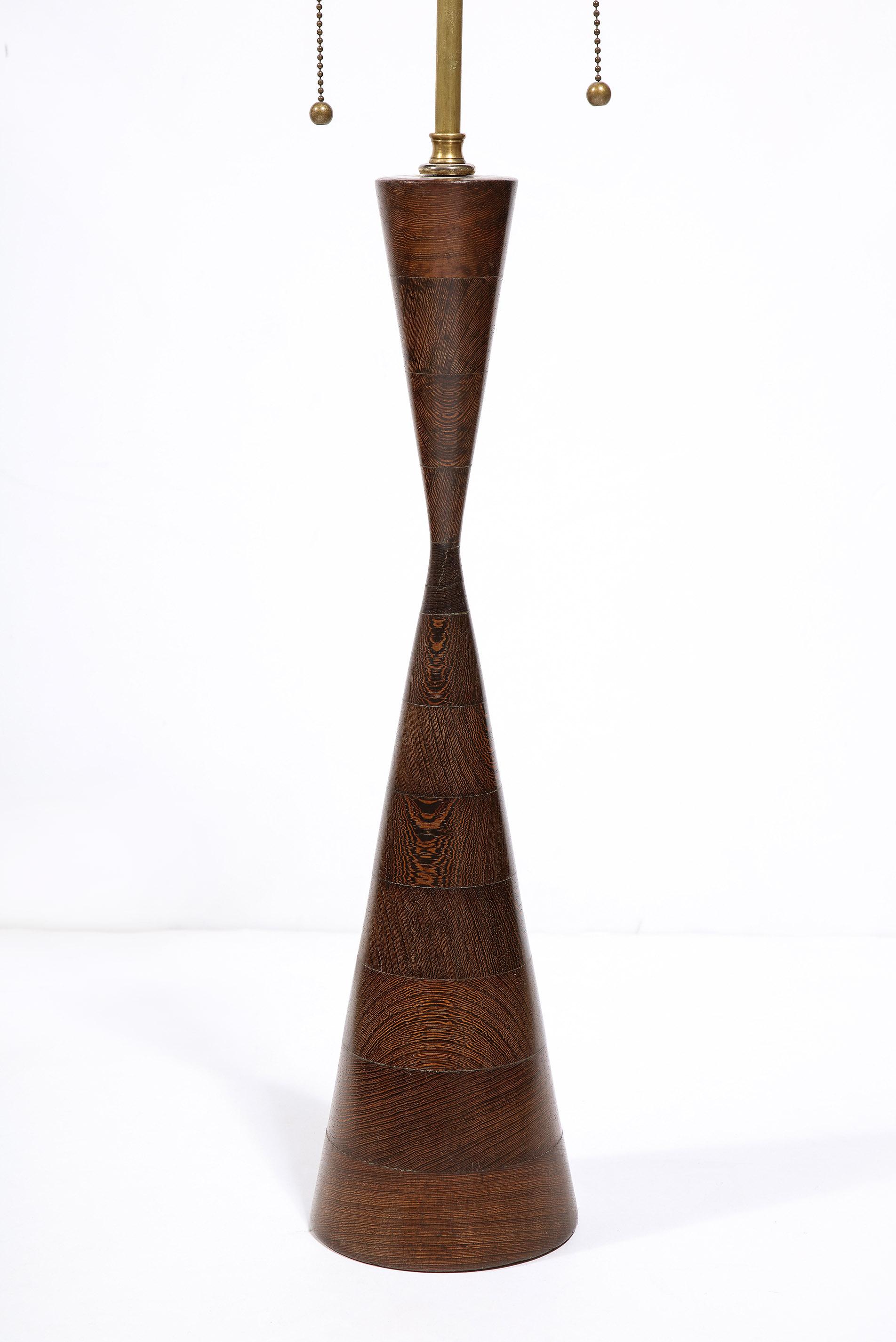 XXIe siècle et contemporain Paire de lampes modernistes en bois dans le style de Philip Lloyd Powell en vente