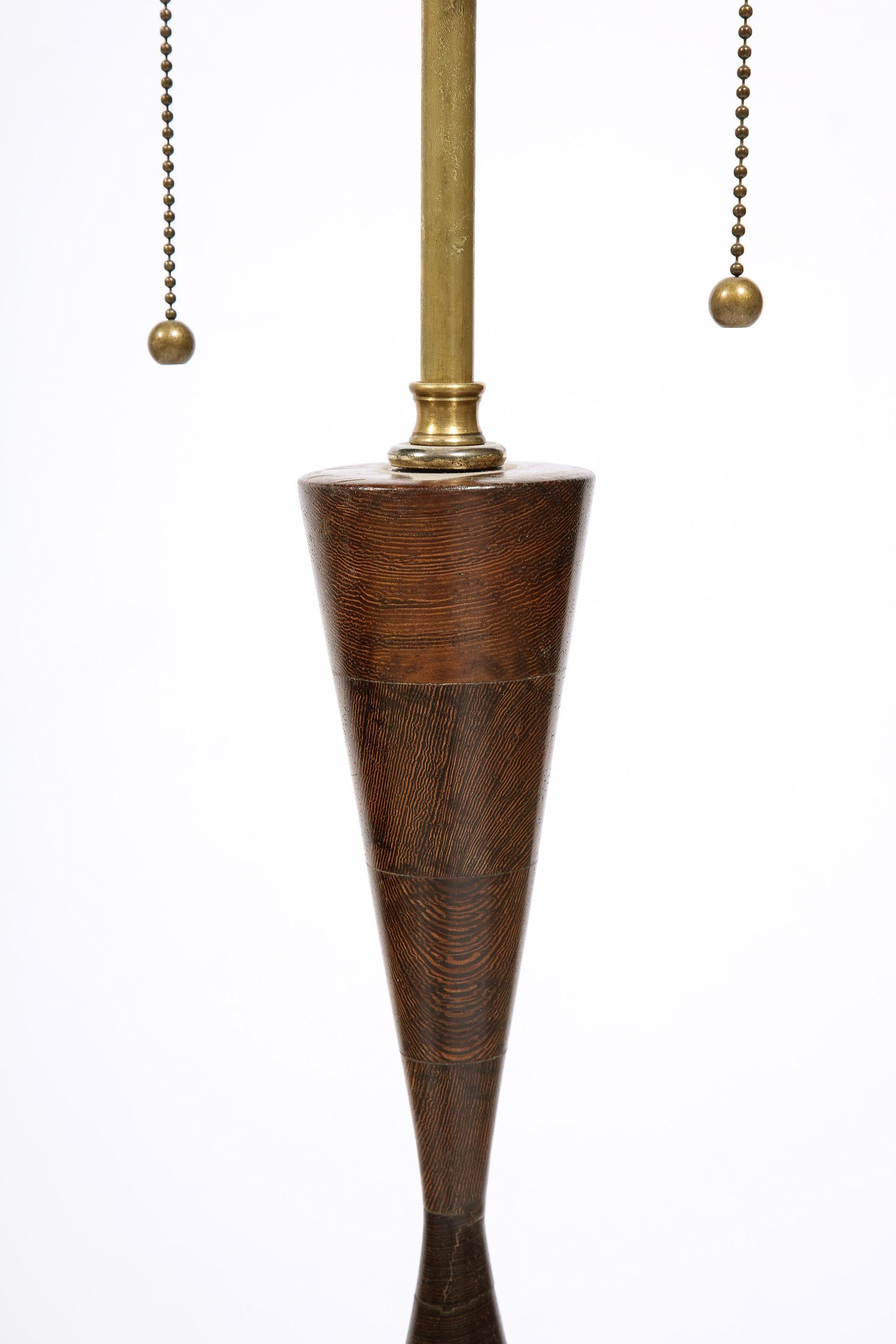 Wengé Paire de lampes modernistes en bois dans le style de Philip Lloyd Powell en vente