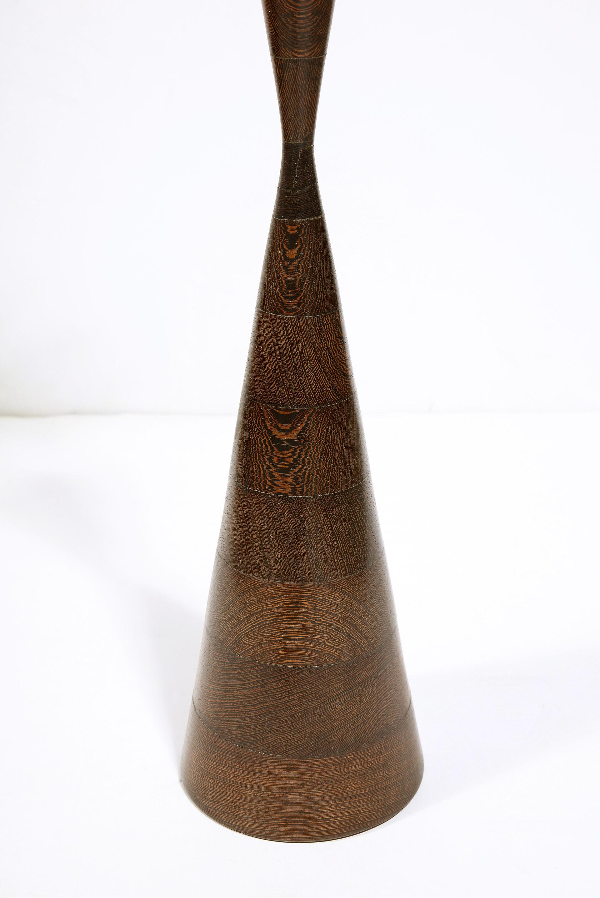 Paire de lampes modernistes en bois dans le style de Philip Lloyd Powell en vente 1