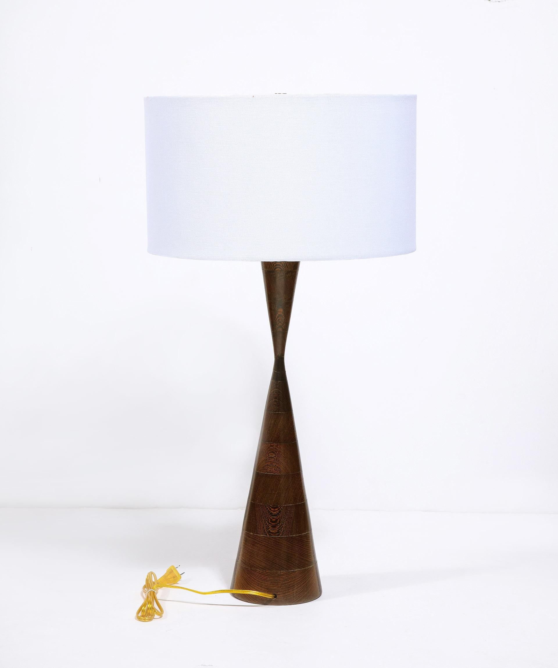 Paire de lampes modernistes en bois dans le style de Philip Lloyd Powell en vente 2