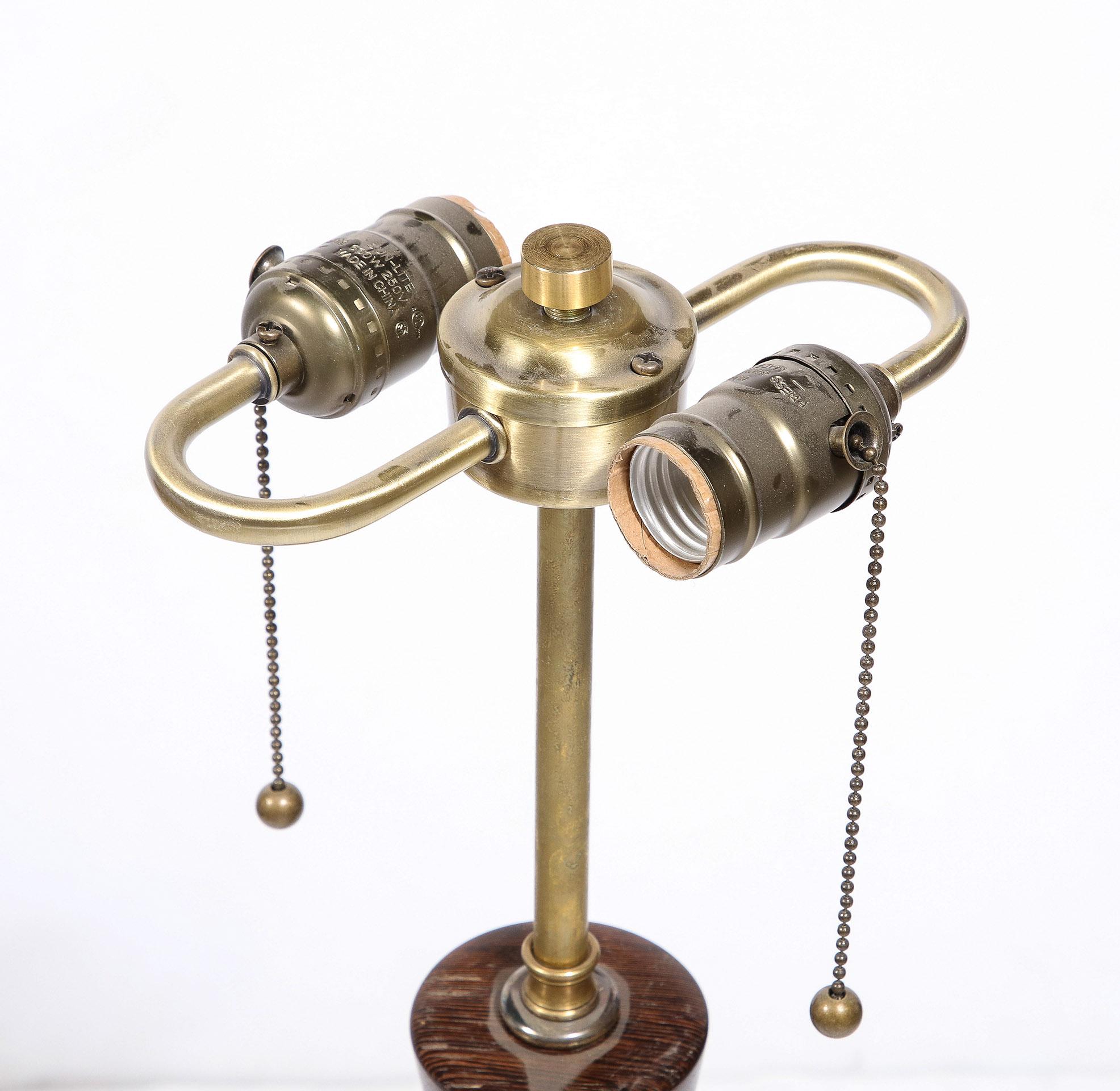 Paire de lampes modernistes en bois dans le style de Philip Lloyd Powell en vente 3