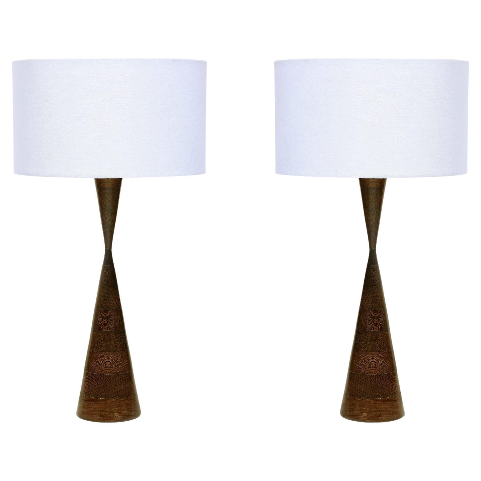 Paire de lampes modernistes en bois dans le style de Philip Lloyd Powell en vente