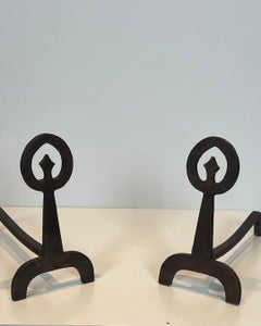 Paire de chenets modernistes en fer forgé, vers 1970