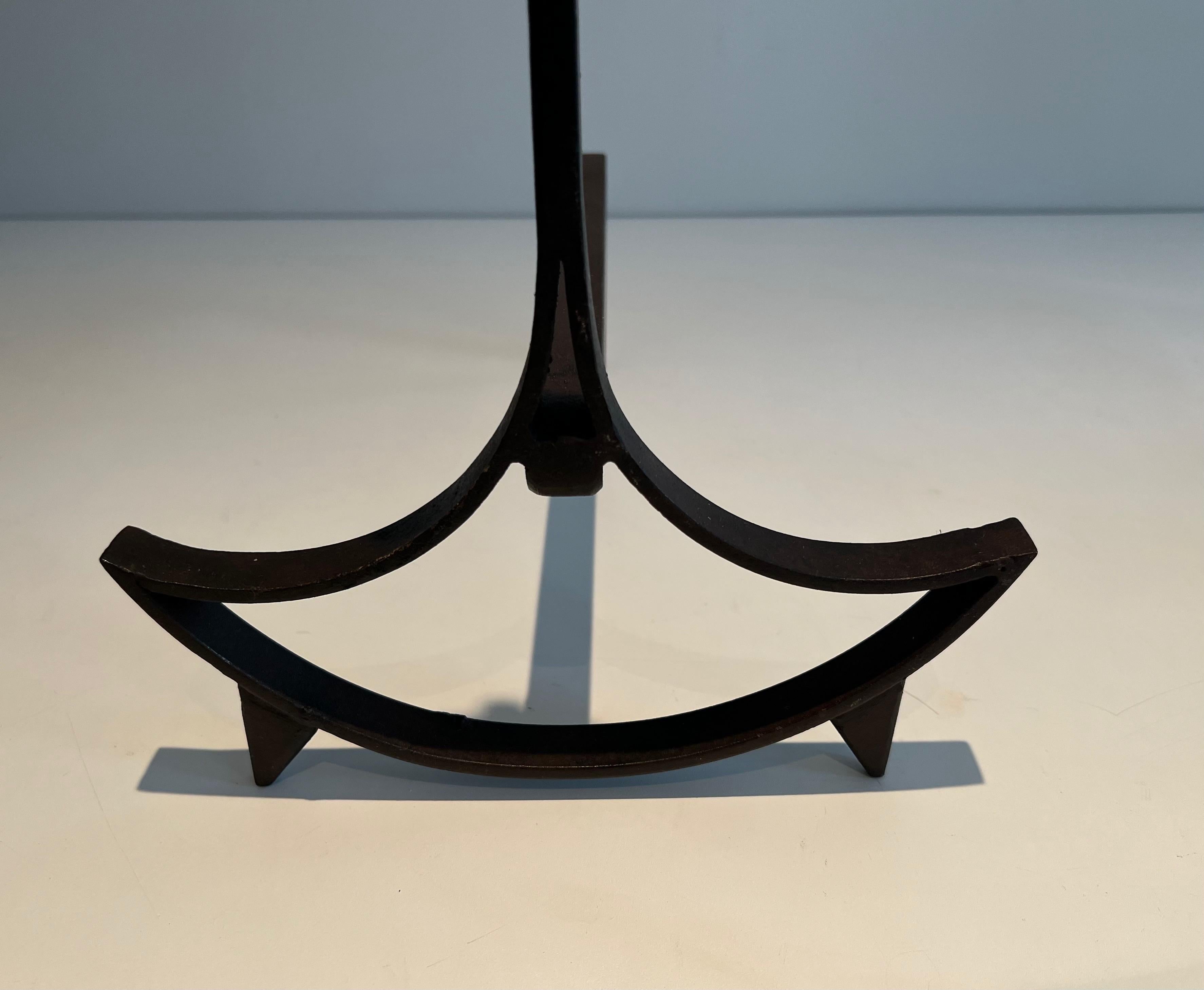 Pair of Modernist Wrought Iron Andirons In Good Condition For Sale In Marcq-en-Barœul, Hauts-de-France