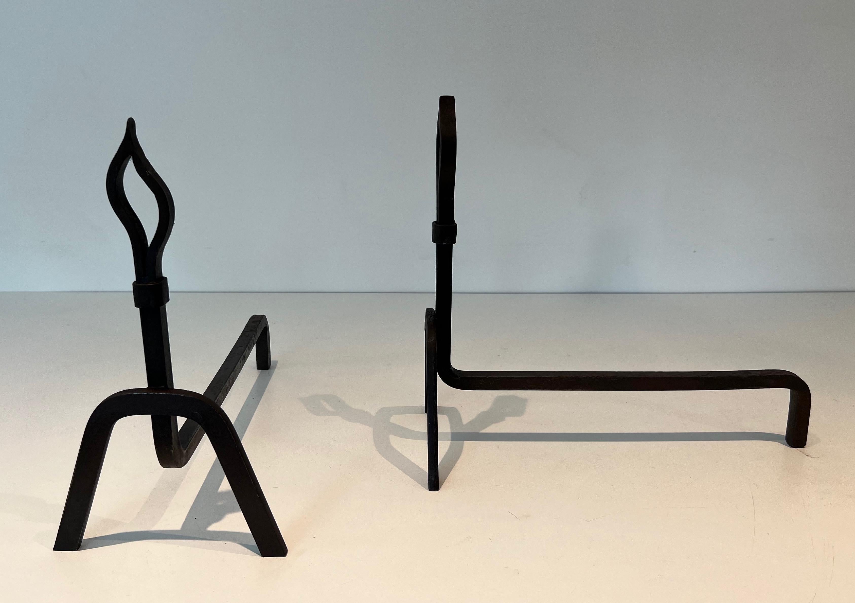Pair of Modernist Wrought Iron Andirons In Good Condition For Sale In Marcq-en-Barœul, Hauts-de-France