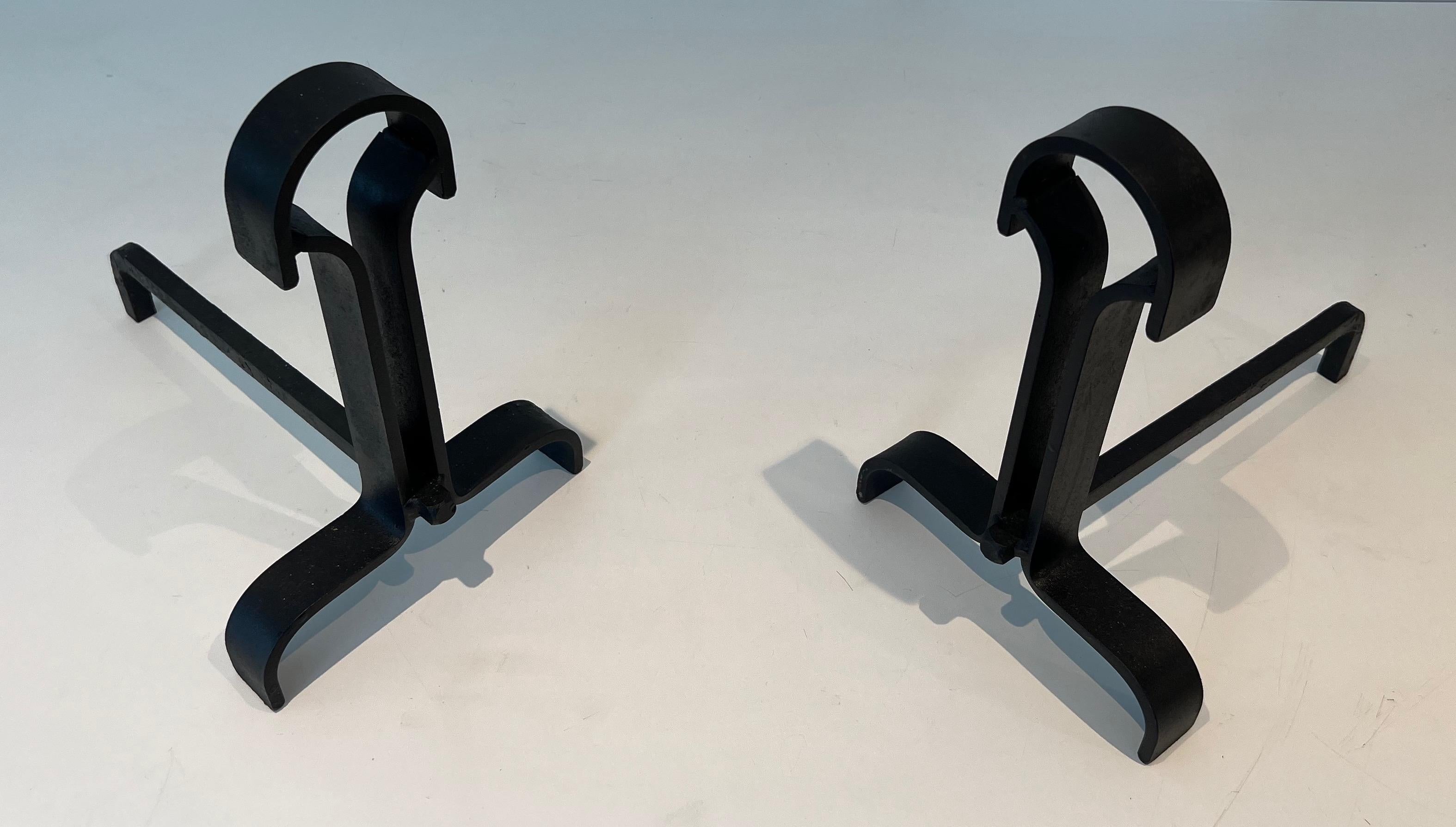 Pair of modernist wrought iron andirons. French work. Circa 1940 In Good Condition For Sale In Marcq-en-Barœul, Hauts-de-France