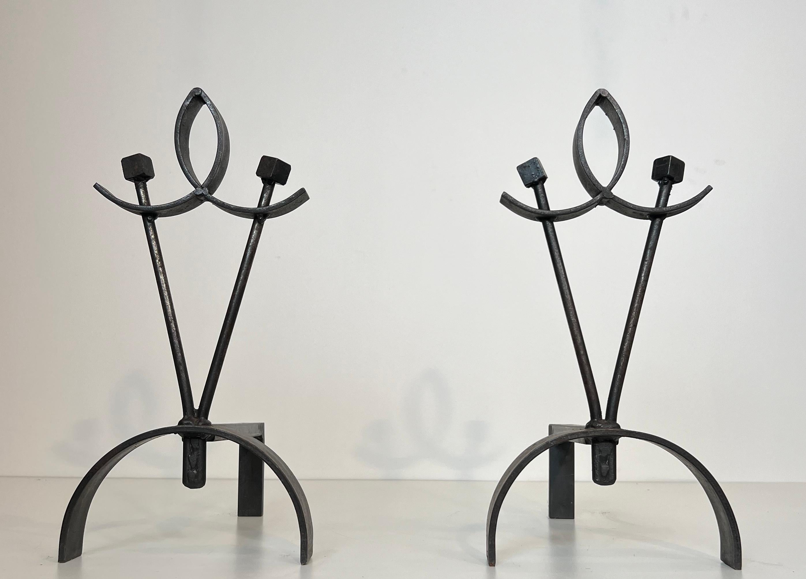 Pair of modernist wrought iron andirons. French work. Circa 1940 In Good Condition For Sale In Marcq-en-Barœul, Hauts-de-France
