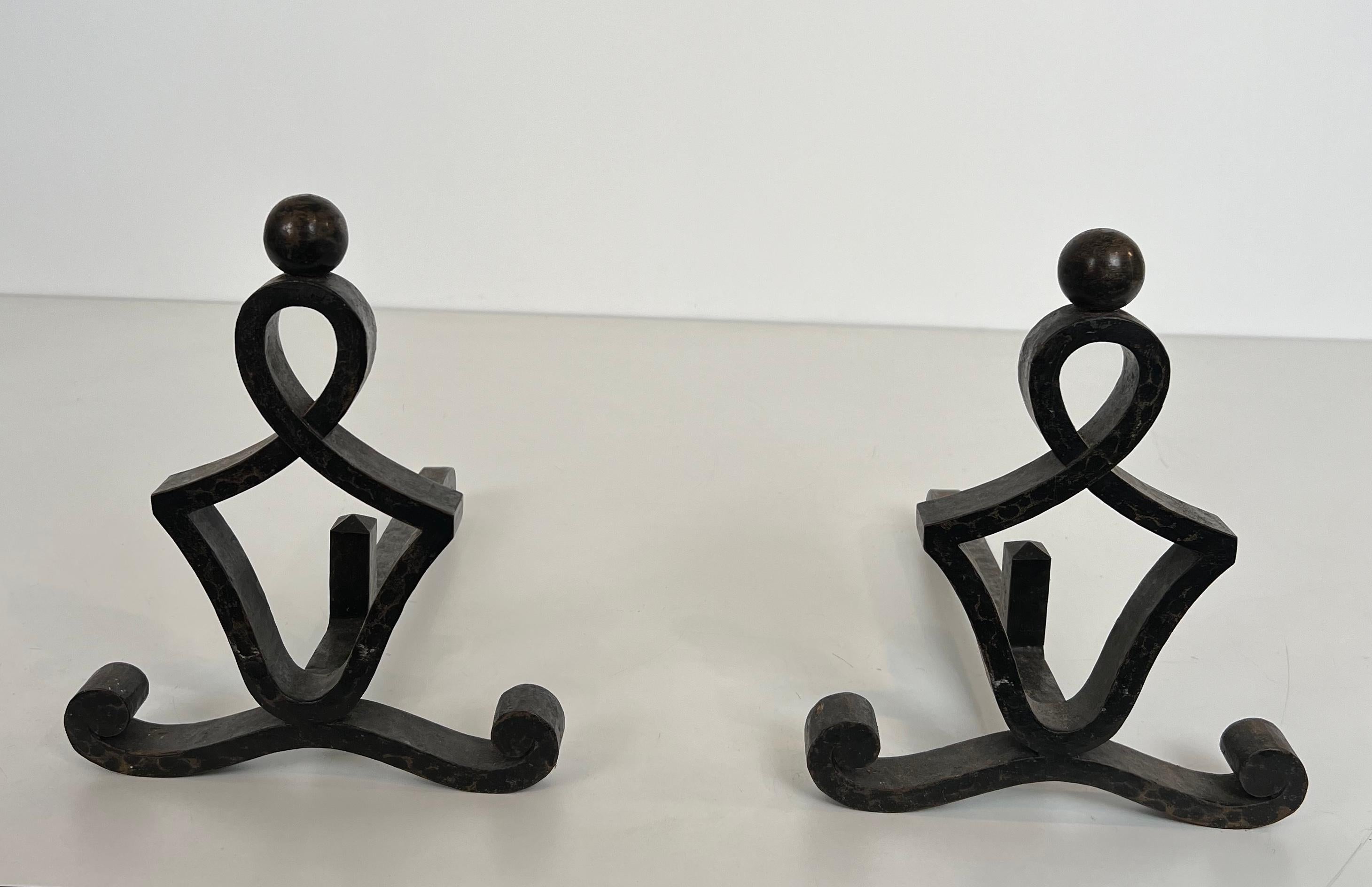 Pair of Modernist Wrought Iron Andirons. French Work. Circa 1940 In Good Condition For Sale In Marcq-en-Barœul, Hauts-de-France