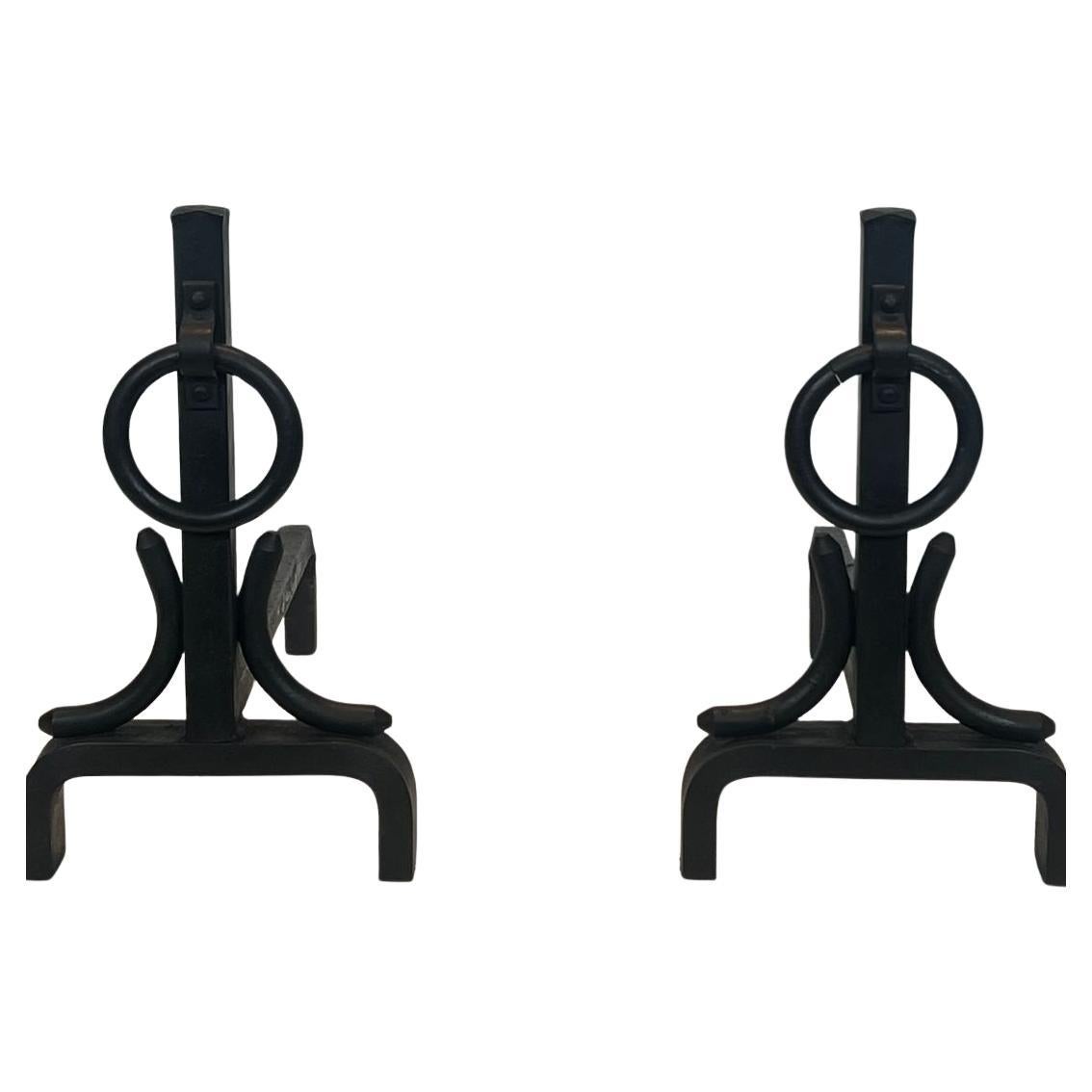 Paire de chenets modernistes en fer forgé dans le style de Jacques Adnet, c.1950. en vente
