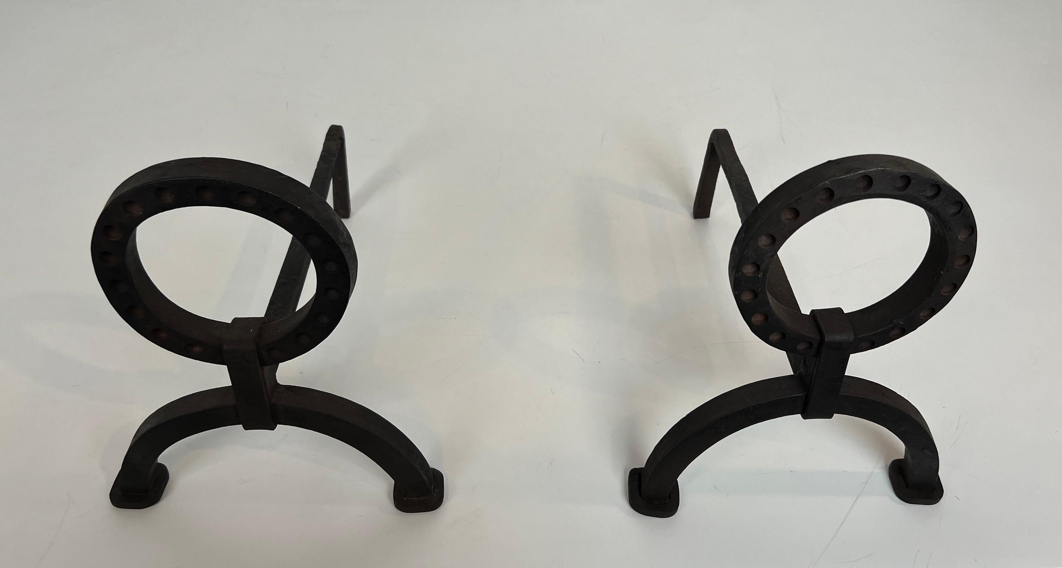 Pareja de Andirones Modernistas de Hierro Forjado al Estilo de Jacques Adnet Francés en venta