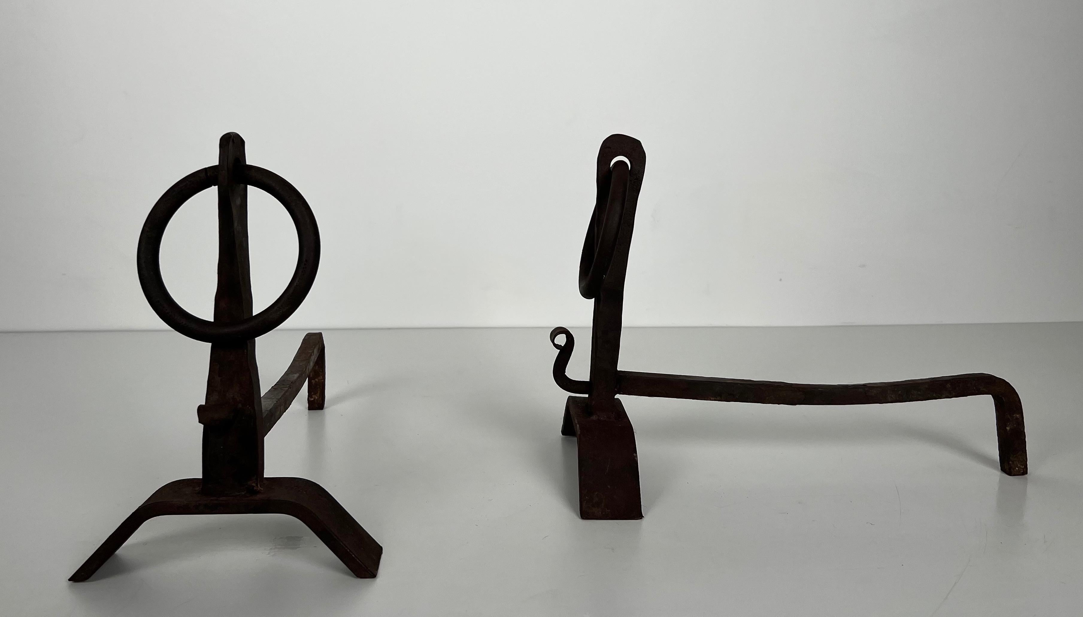 Pair of Modernist Wrought Iron Andirons in the Style of Jacques Adnet In Good Condition For Sale In Marcq-en-Barœul, Hauts-de-France