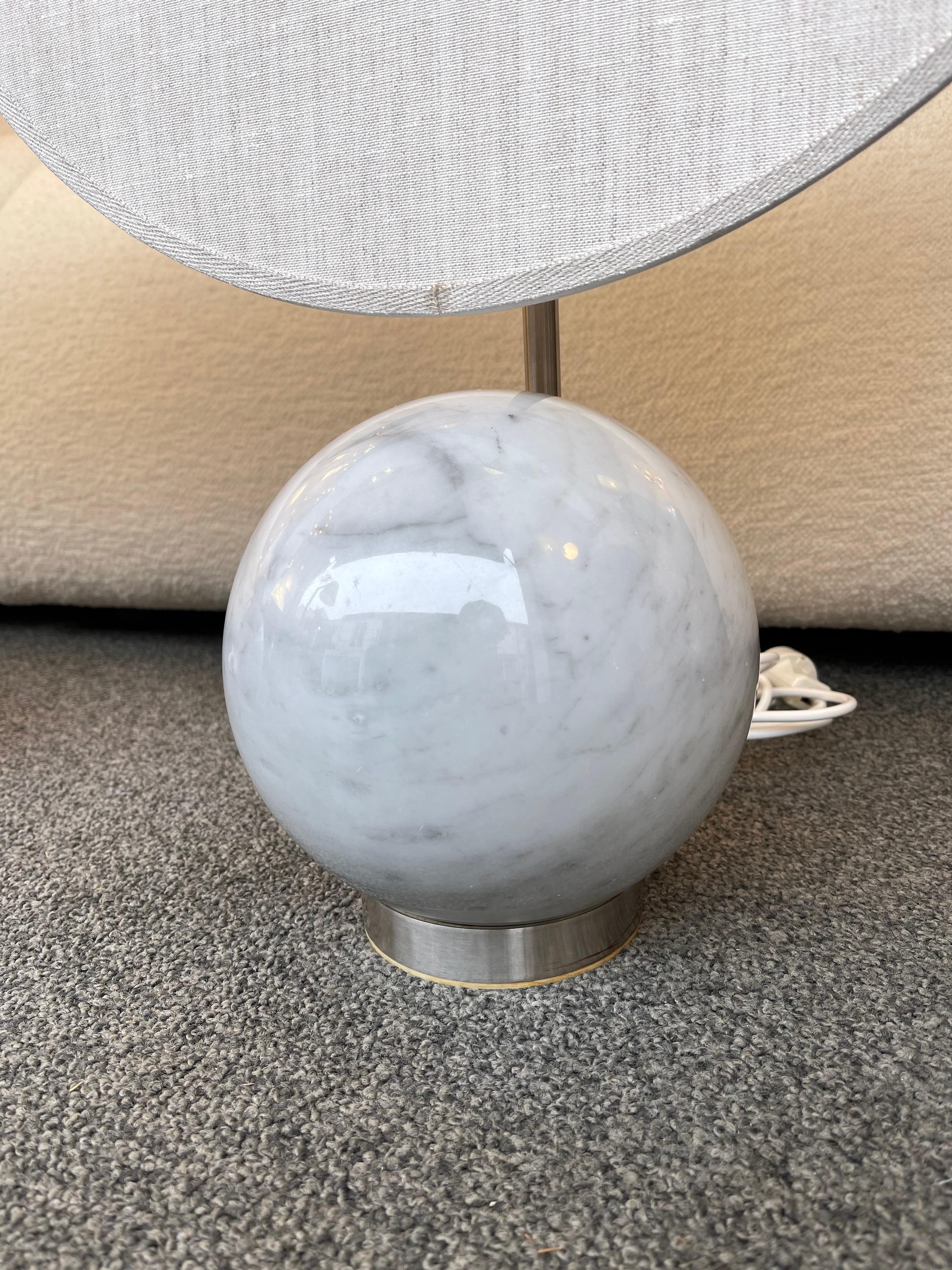 Pair of modular table or bedside ball lamps by the editor 3 Luci. Light gray marble and metal base, original cotton shades. In the mood of Memphis, Philippe Starck, Sotsass, Banci, Romeo Rega, Sciolari, Reggiani, Stilux, Stilnovo, Arteluce,