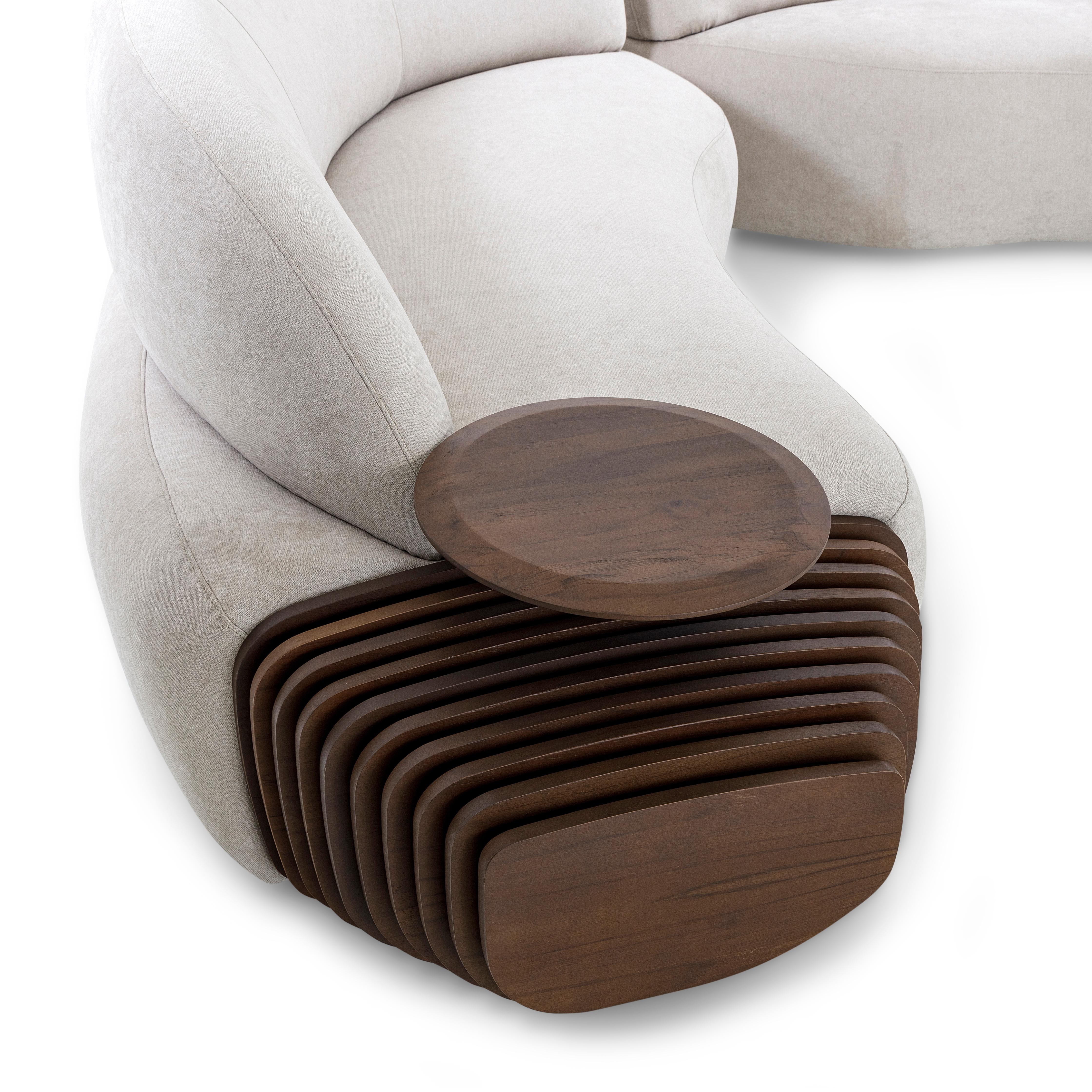 Ein Paar modulare Ruy-Sofas mit Tischplatten, Ausführung Walnuss und beigem Stoff. *Bitte prüfen Sie vor dem Kauf die Verfügbarkeit*.

Das von Sérgio Batista für Uultis entworfene modulare Sofapaar Ruy verbindet nahtlos organische Wärme mit modernem