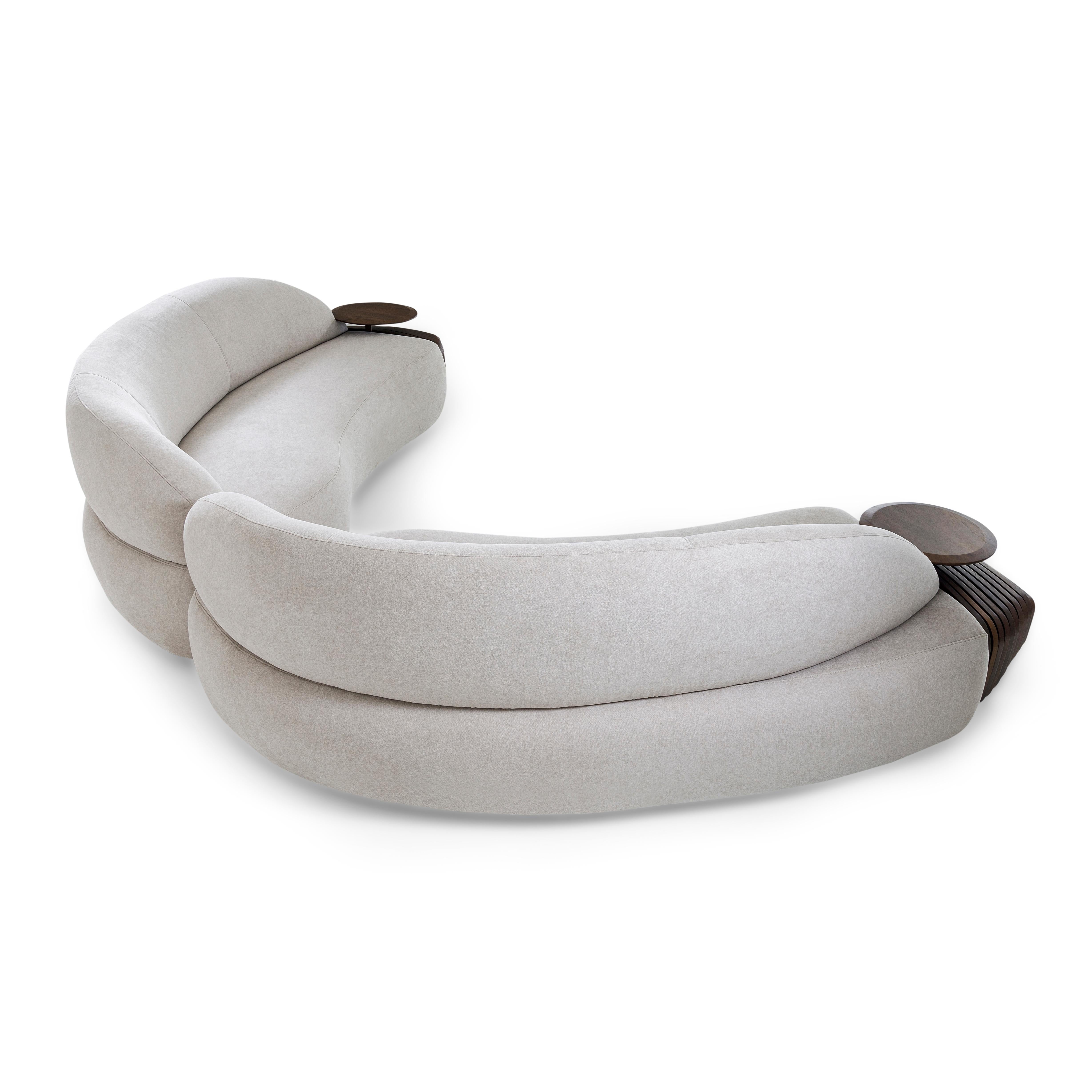 Modulare Sofas mit Untergestell aus Nussbaumholz und integrierten Tischen, Ruy Line, Paar (Brasilianisch) im Angebot