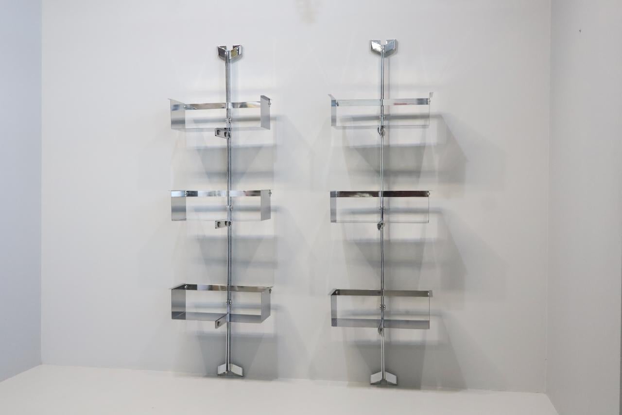Pareja de estanterías modulares de pared diseñadas por Vittorio Introini, producidas por Saporiti, Italia, hacia 1969.  Acero inoxidable, muy buen estado. Los estantes se pueden utilizar individualmente o combinados entre sí de muchas formas