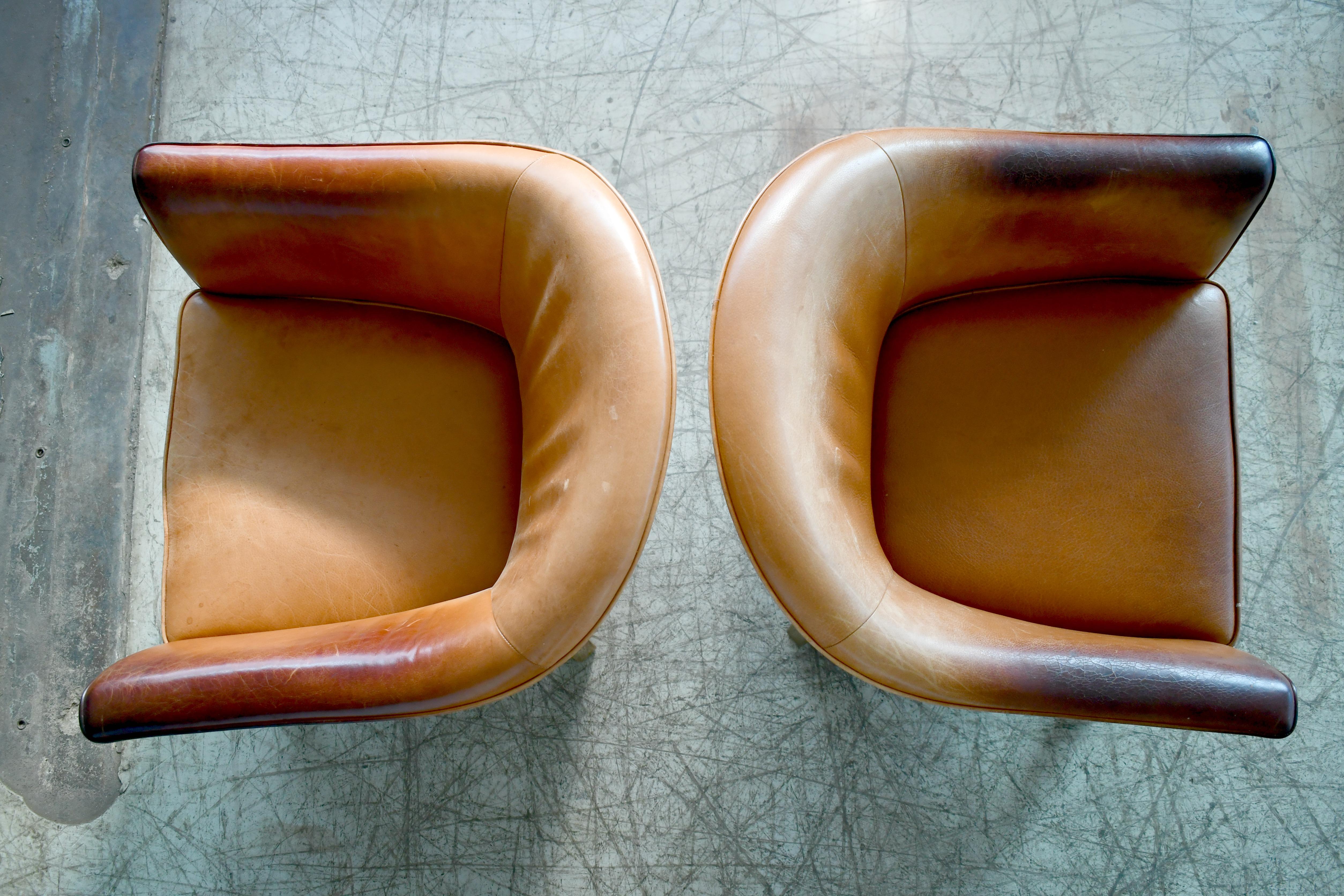 Pair of Mogens Hansen Queen Lounge Chairs Model MH80 in Tan Leather with Patina In Good Condition In Bridgeport, CT