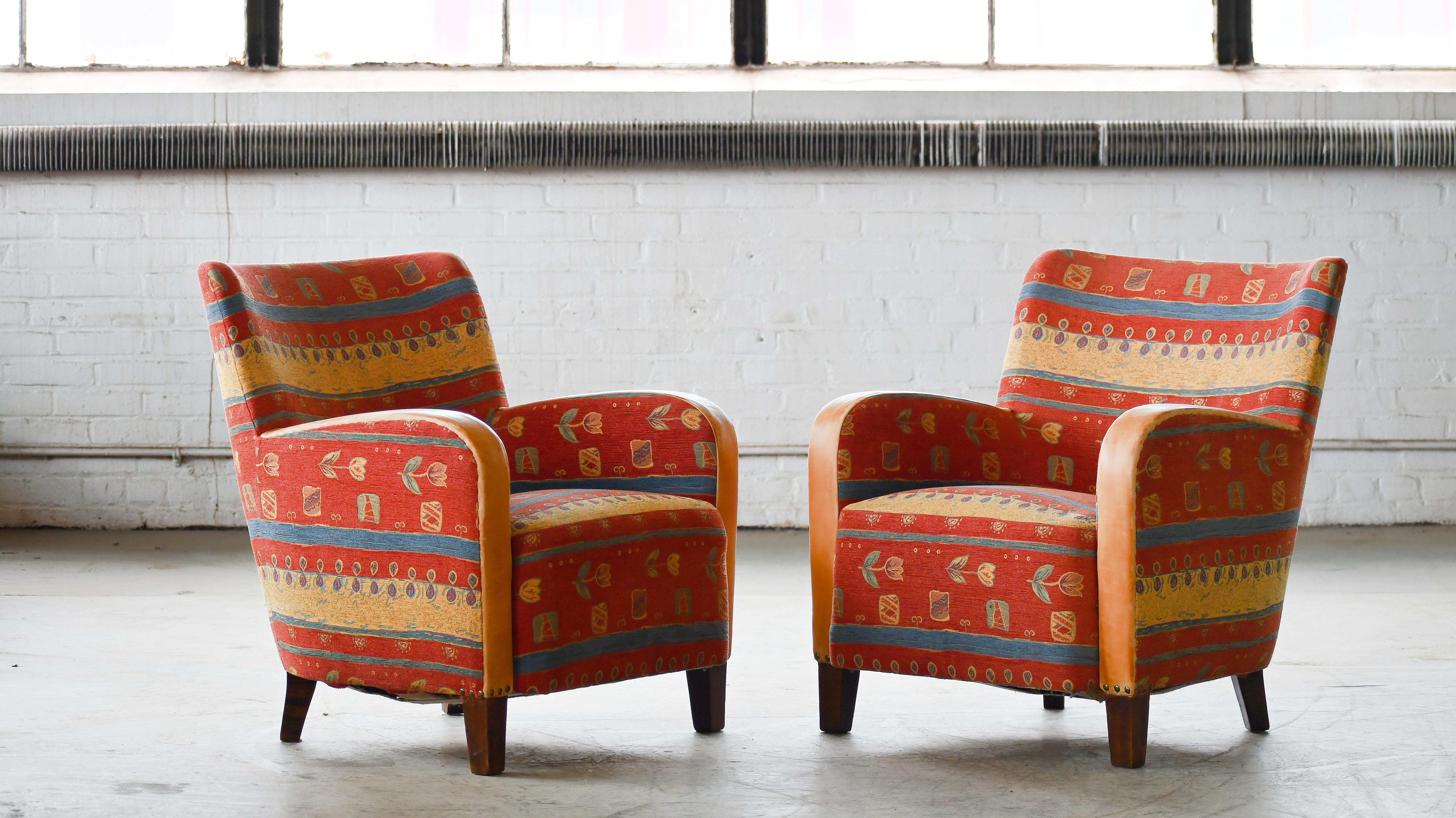 Super charmantes Sesselpaar aus den 1940er Jahren im Stil von Mogens Lassen mit sehr skulpturaler, organischer Form und harmonischen Proportionen. Einfache Linien, aber sehr raffiniert. Vielseitig und sehr gut geeignet für einen kleineren Raum, der