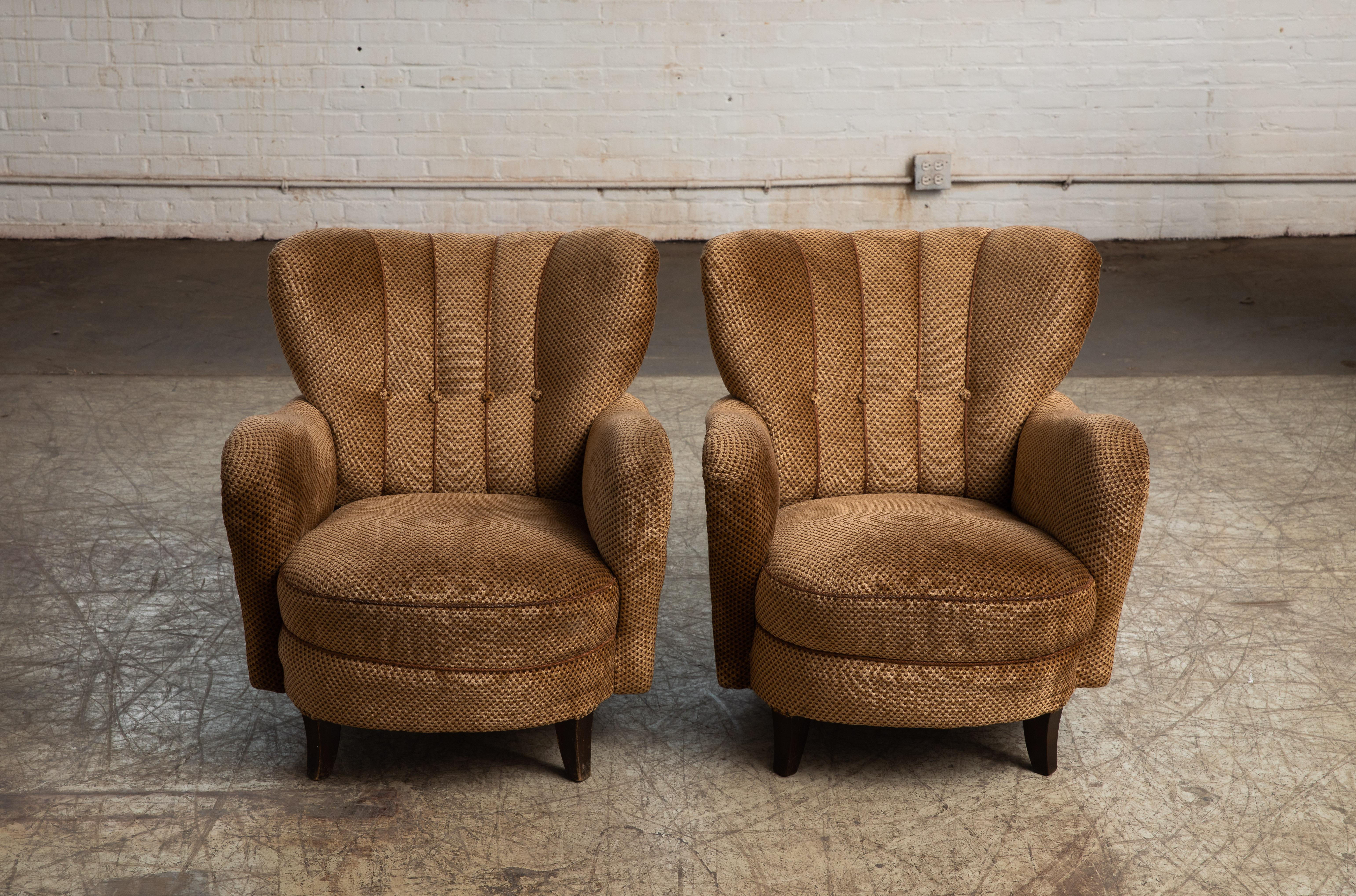 Super charming 1940s pair of lounge chairs in the style of Mogens Lassen with very sculptural organic shape and harmonious proportions. Versatile and very suitable for a smaller space in need of a stronger statement. Raised on stained beech legs and