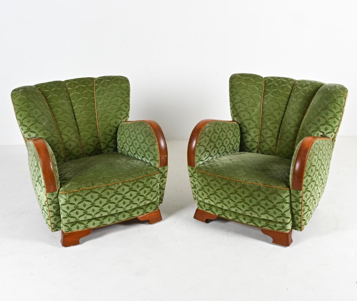 Plongez dans l'âge d'or du design avec notre exquise paire de fauteuils club lounge, rappelant le style emblématique de Mogens Lassen qui a redéfini l'ère du milieu du siècle danois des années 1940. Chaque chaise est une ode à une époque où la
