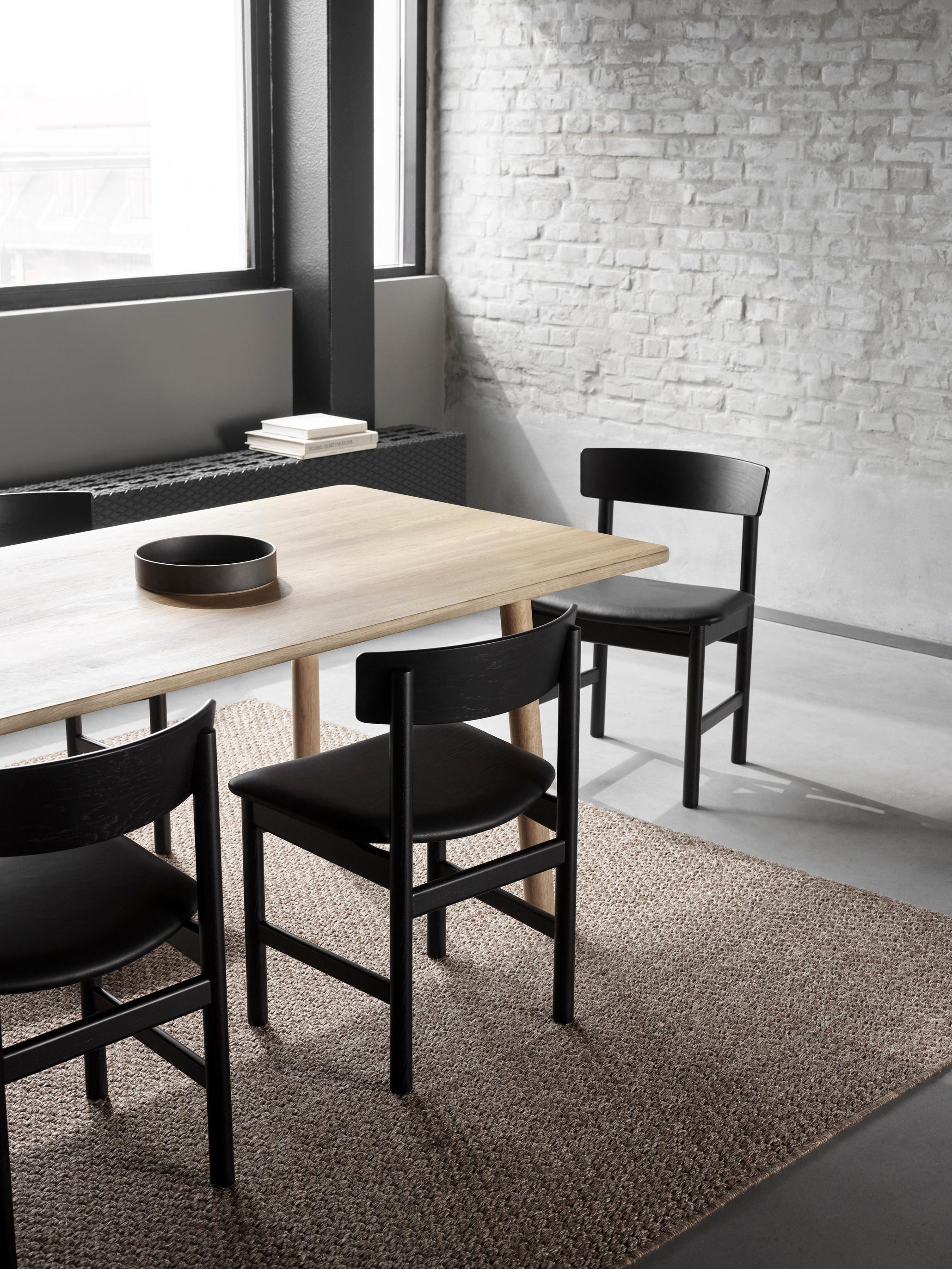 Questa sedia è l'evoluzione di Mogensen della sua famosa sedia con seduta in giunco 