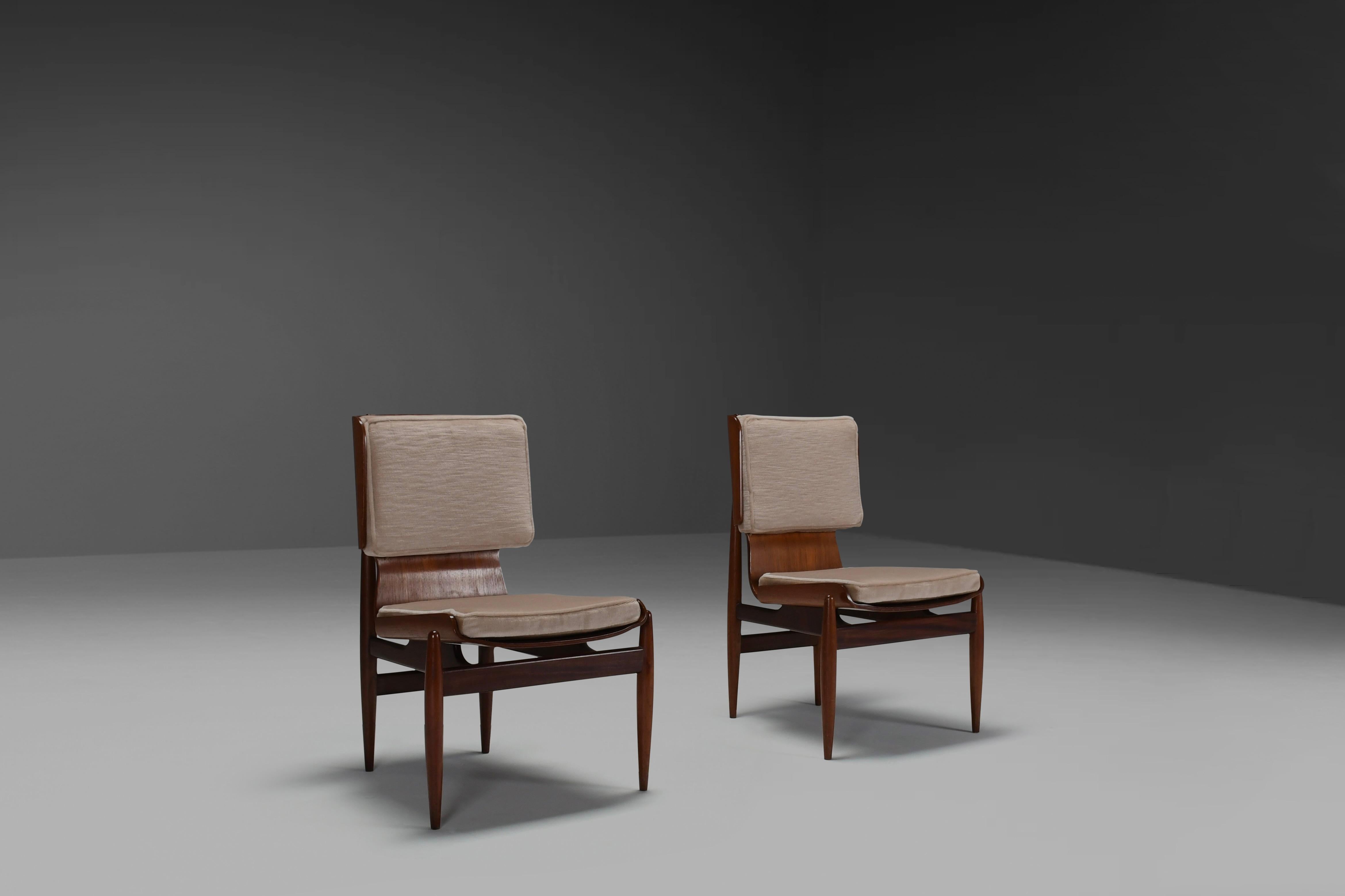 Beautifully crafted fside chairs in very good condition.

Manufactured by Barovero Turino in the 1960s.

The seating area has a wooden structure and is in fact a processed bent plywood shell. The different thicknesses of the wooden structure and the