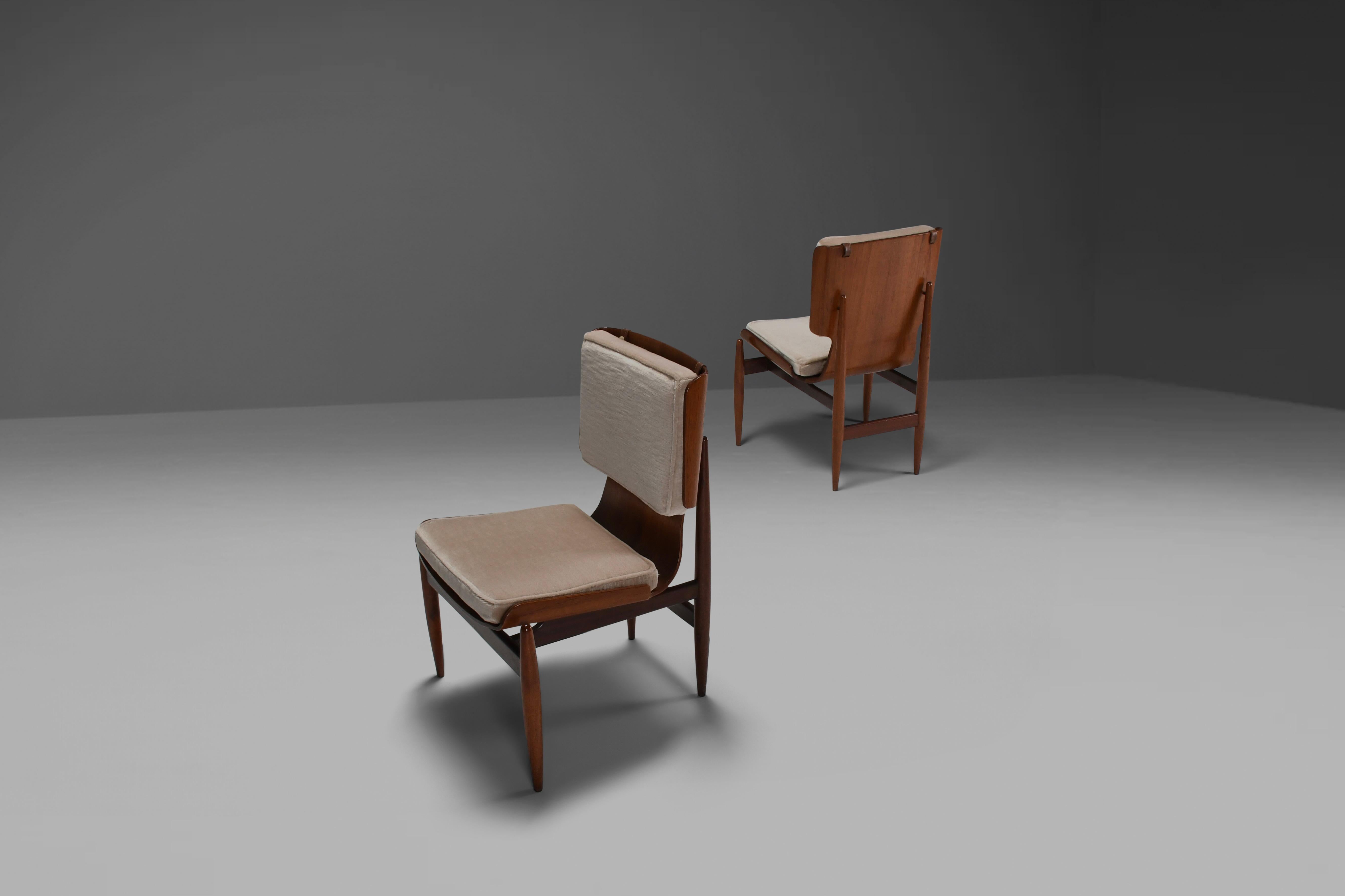 Paire de chaises en mohair et contreplaqué par Barovero Turino, Italie, années 1960 Excellent état - En vente à Echt, NL