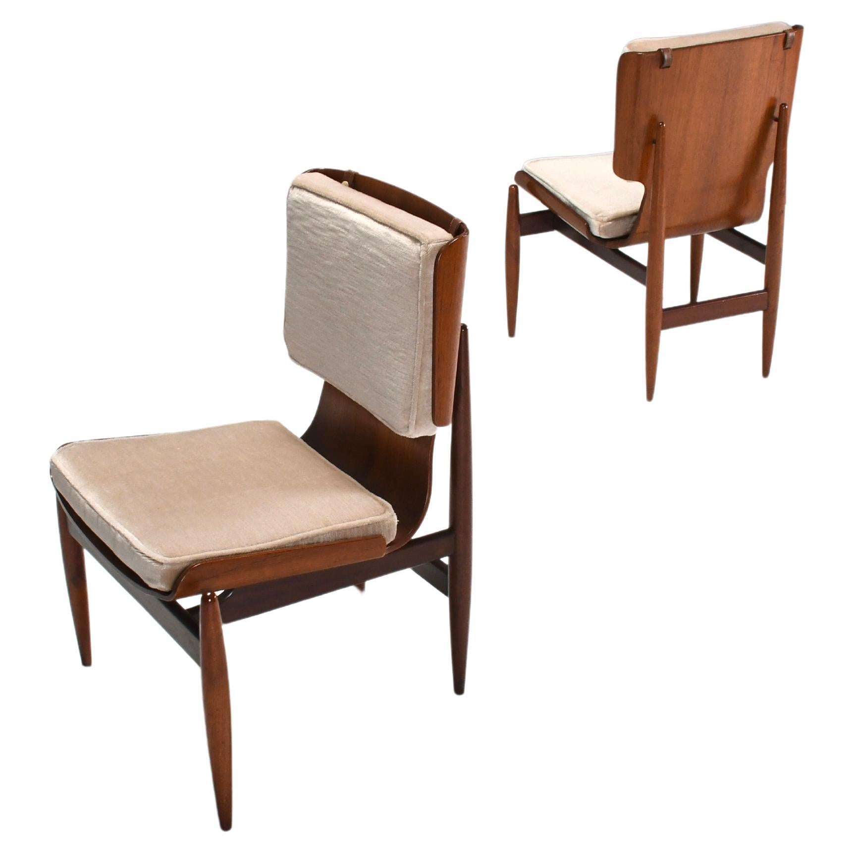 Paire de chaises en mohair et contreplaqué par Barovero Turino, Italie, années 1960 en vente