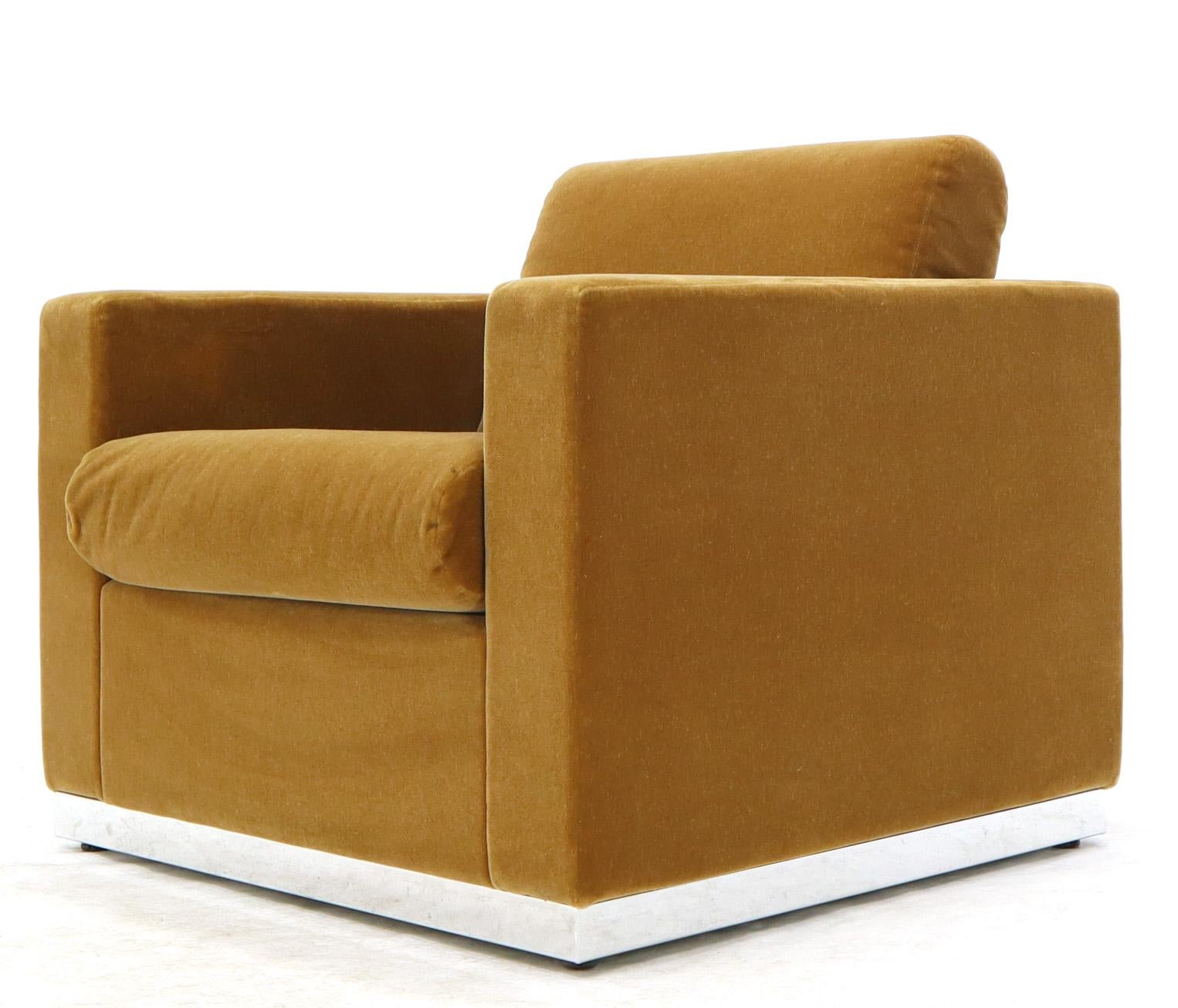 Ein Paar Club-Sessel mit dicker Mohair-Polsterung, die auf einem geschweißten und polierten Chromgestell aus Edelstahl stehen.
 
