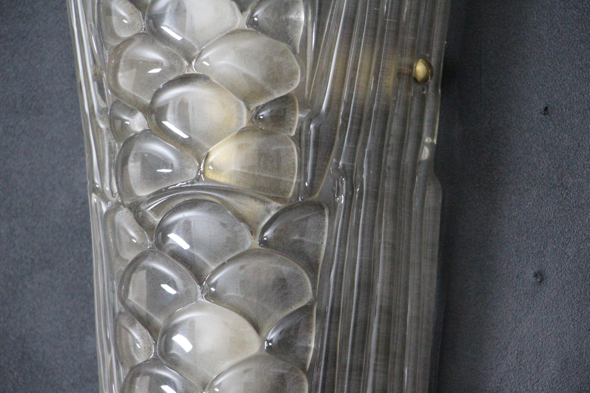 Wandleuchten aus geformtem, klarem, mattiertem Muranoglas im Art déco-Stil, Paar im Zustand „Hervorragend“ im Angebot in Saint-Ouen, FR