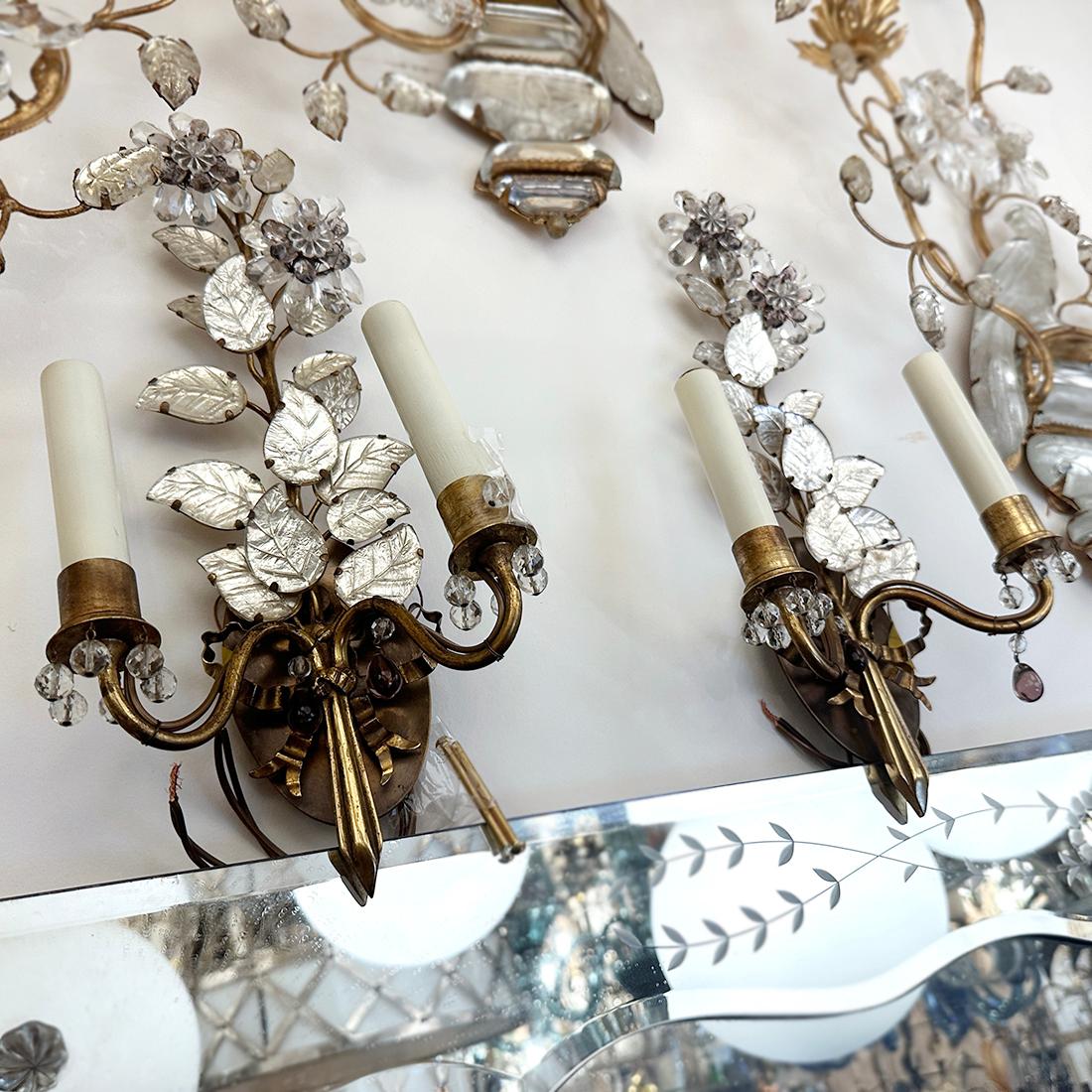 Coppia di applique francesi a doppia luce degli anni '60 circa con fiori di cristallo.

Misure:
Altezza: 15