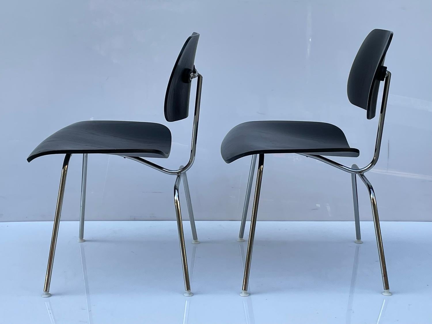 Mid-Century Modern Pair of Molded Plywood Side Chairs by Charles & Ray Eames for Herman Miller