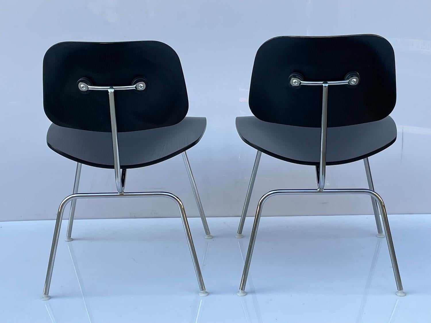 Pair of Molded Plywood Side Chairs by Charles & Ray Eames for Herman Miller In Good Condition In Los Angeles, CA