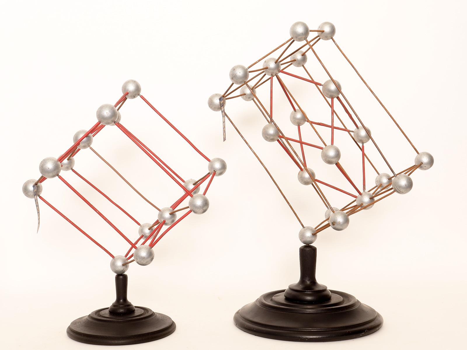 Paire de modèles de structure atomique moléculaire pour la didactique de la chimie. Les sphères sont faites de bois peint et représentent des atomes et une molécule. Les bases sont en bois fruitier tourné et ébonisé. Leybold, Allemagne, années 1940.