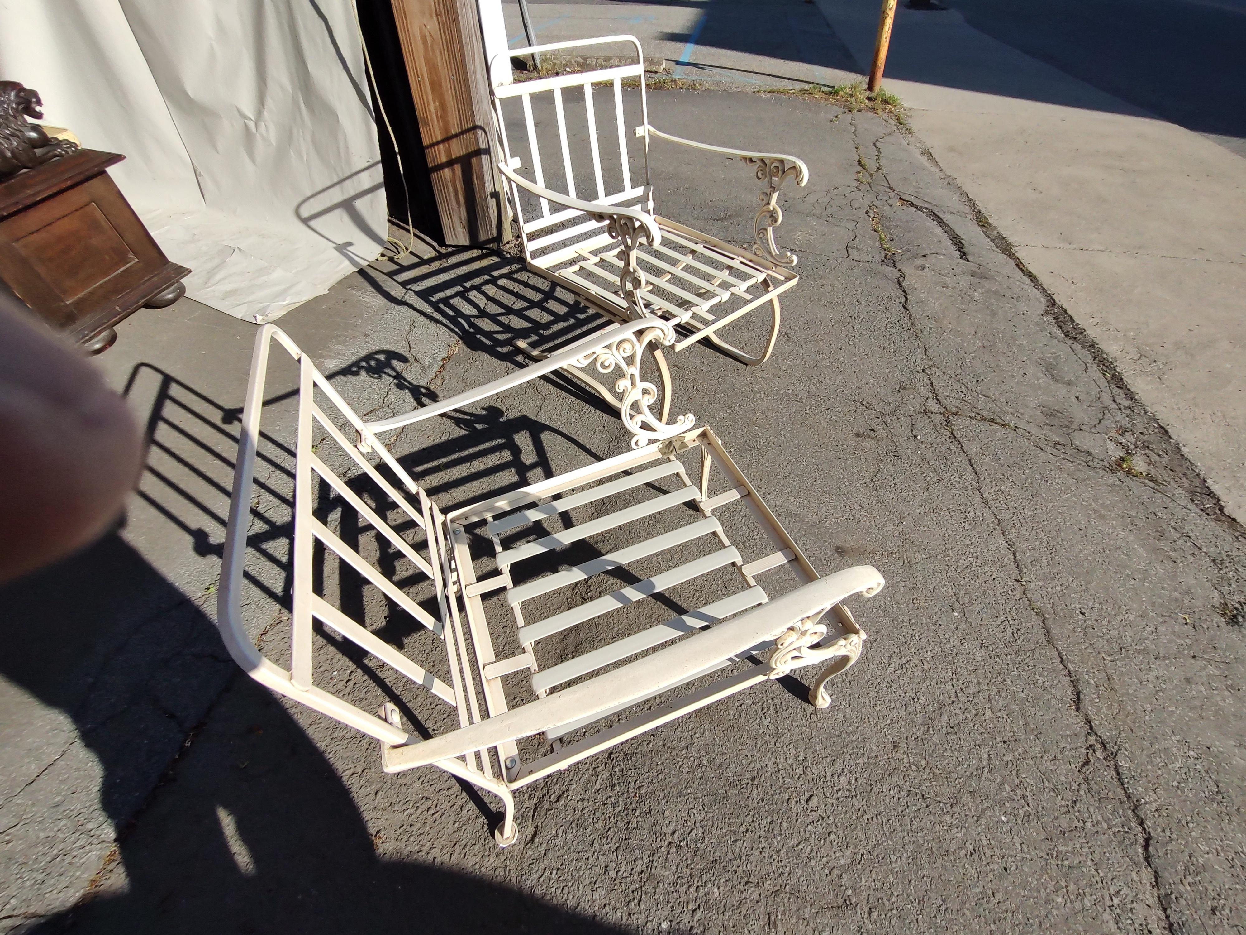 italien Paire de chaises longues Molla Garden en aluminium coulé avec coussins à motifs en relief en vente