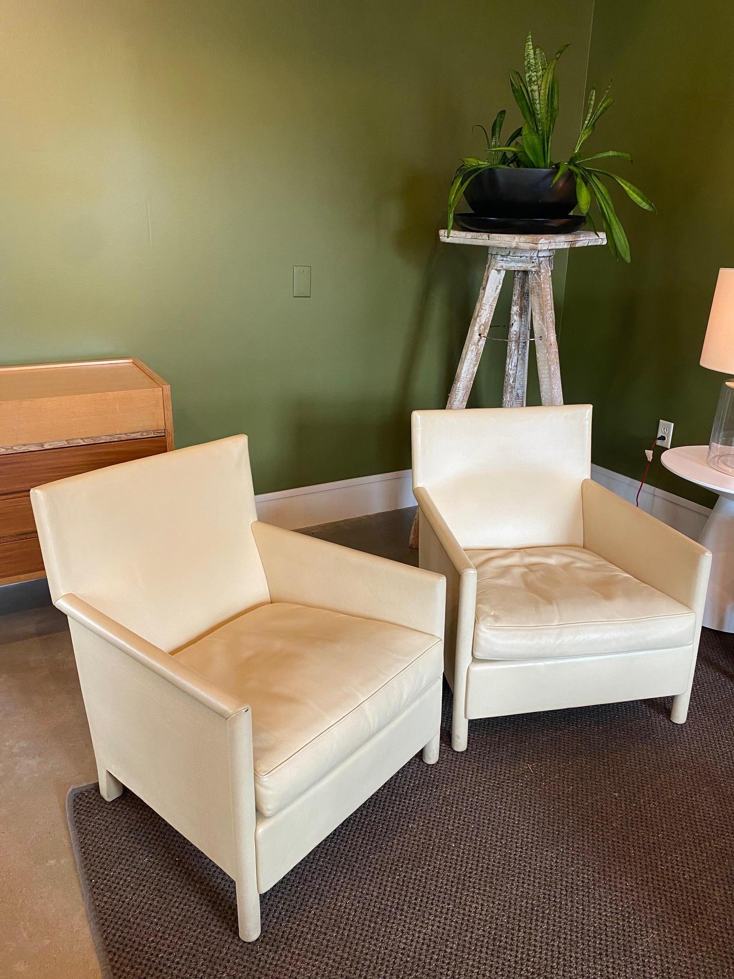 Post-Modern Pair of Molteni & C Ivory Leather & Down Lounge Chairs, Italy, 1980's For Sale
